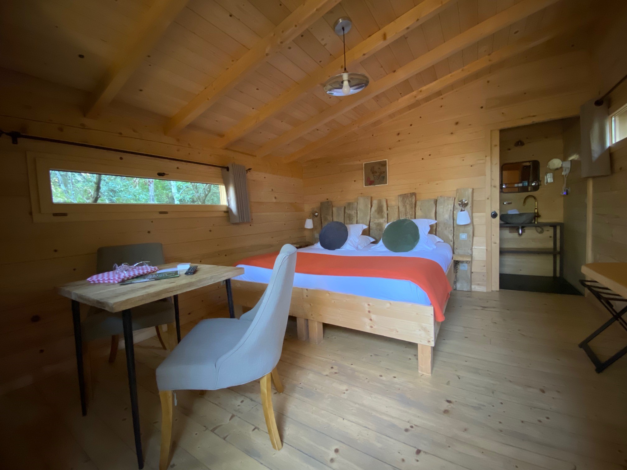 Cabane Cagna : une échappée sur pilotis en pleine nature à Villalier — environnement naturel