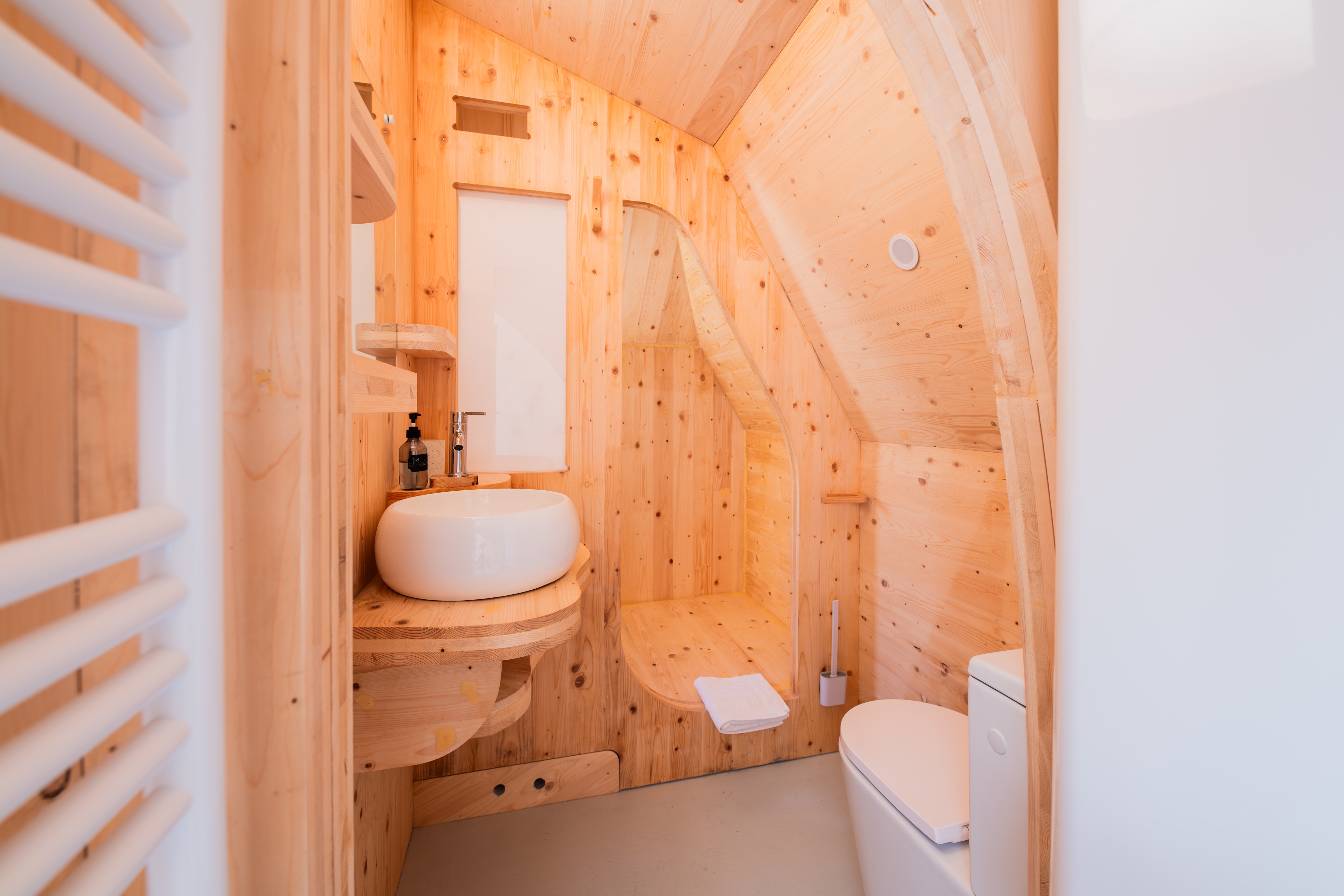 Nid du marronnier : une cabane végétalisée au cœur du Limousin à Neuvic — salle de bain