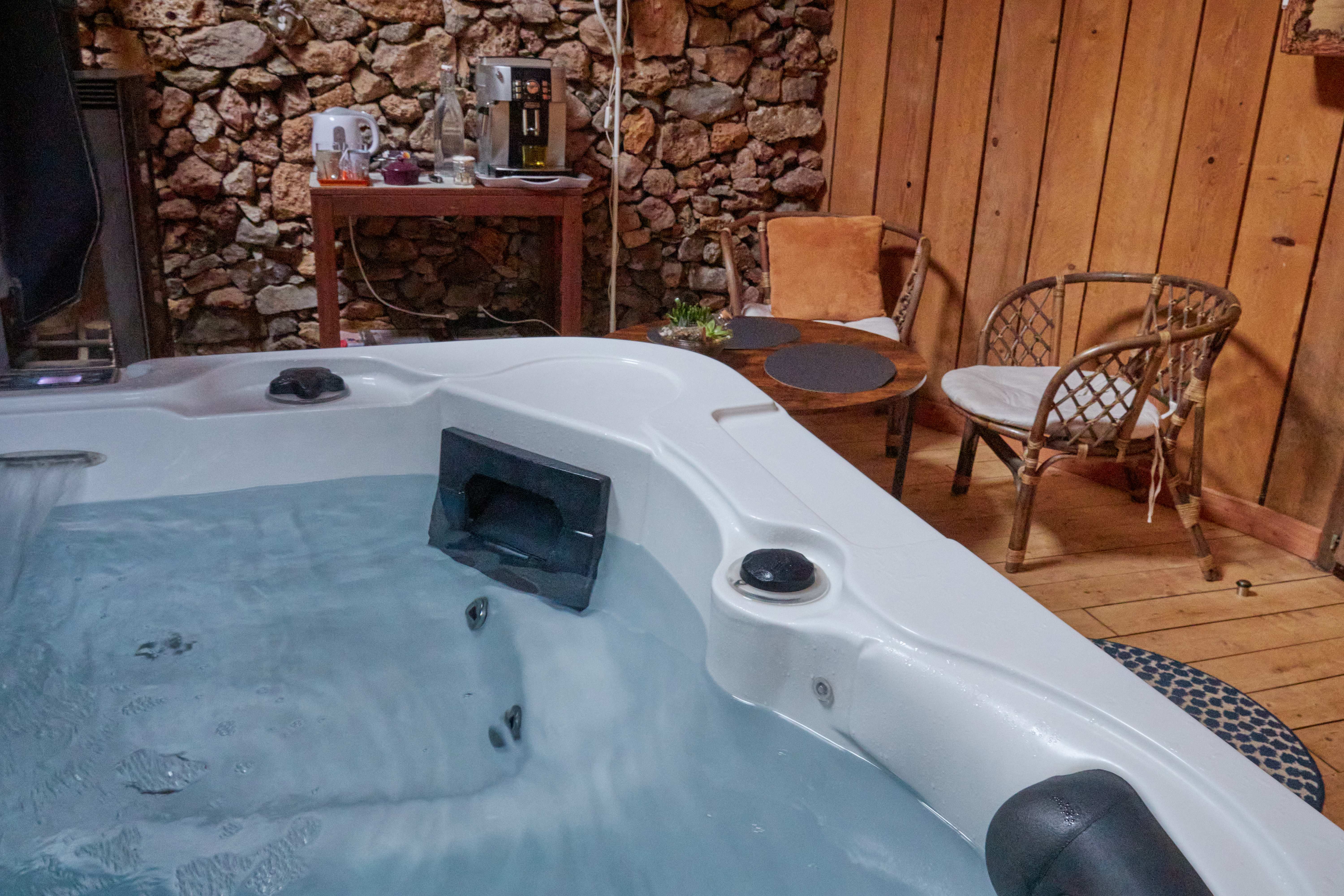 Évasion en yourte avec spa privatif en Provence à Saint-Maximin-La-Sainte-Baume — salle de bain