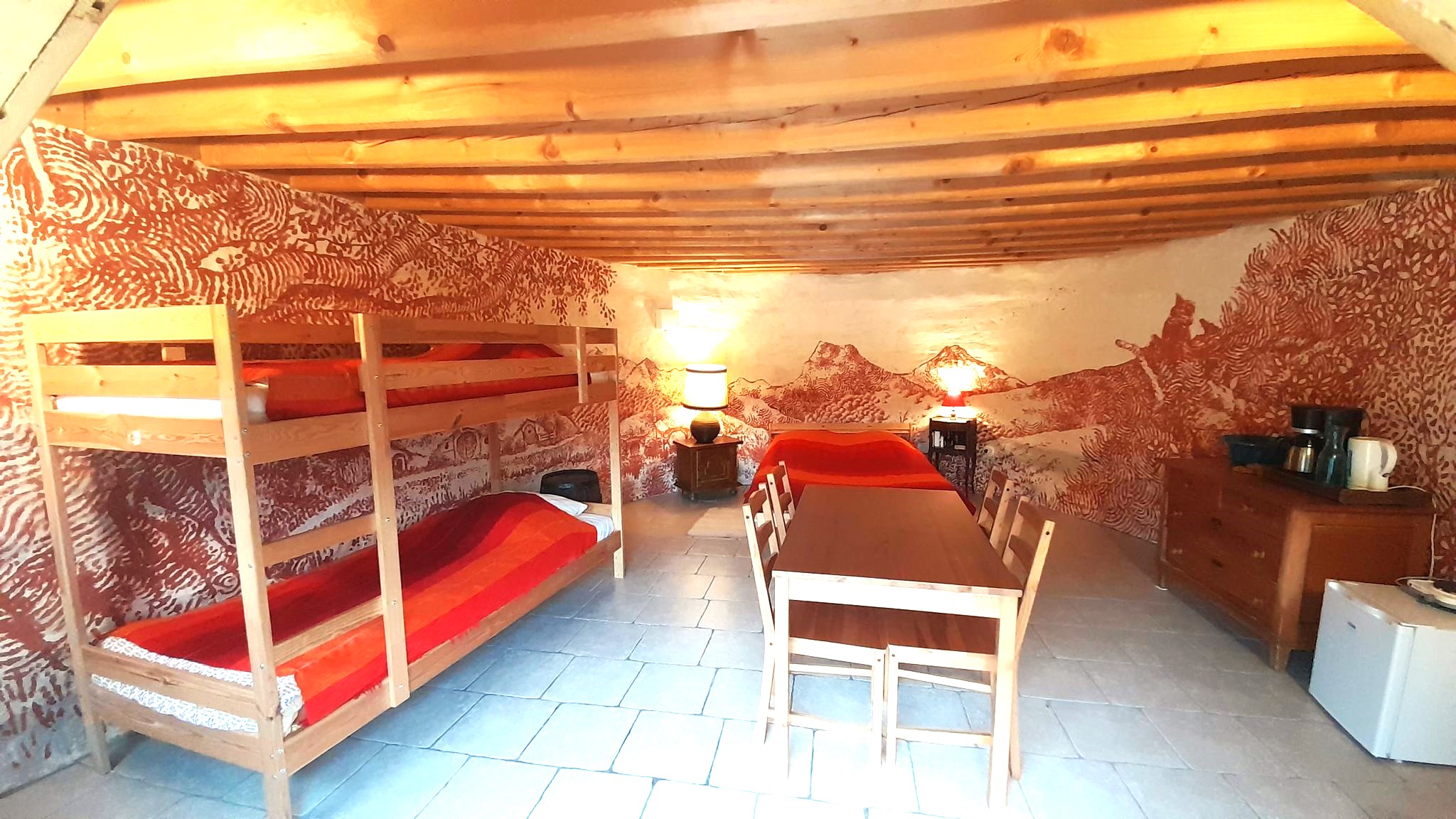 Cabane du Hobbit : une expérience immersive au bord du lac à Condat-En-Combraille — chambre
