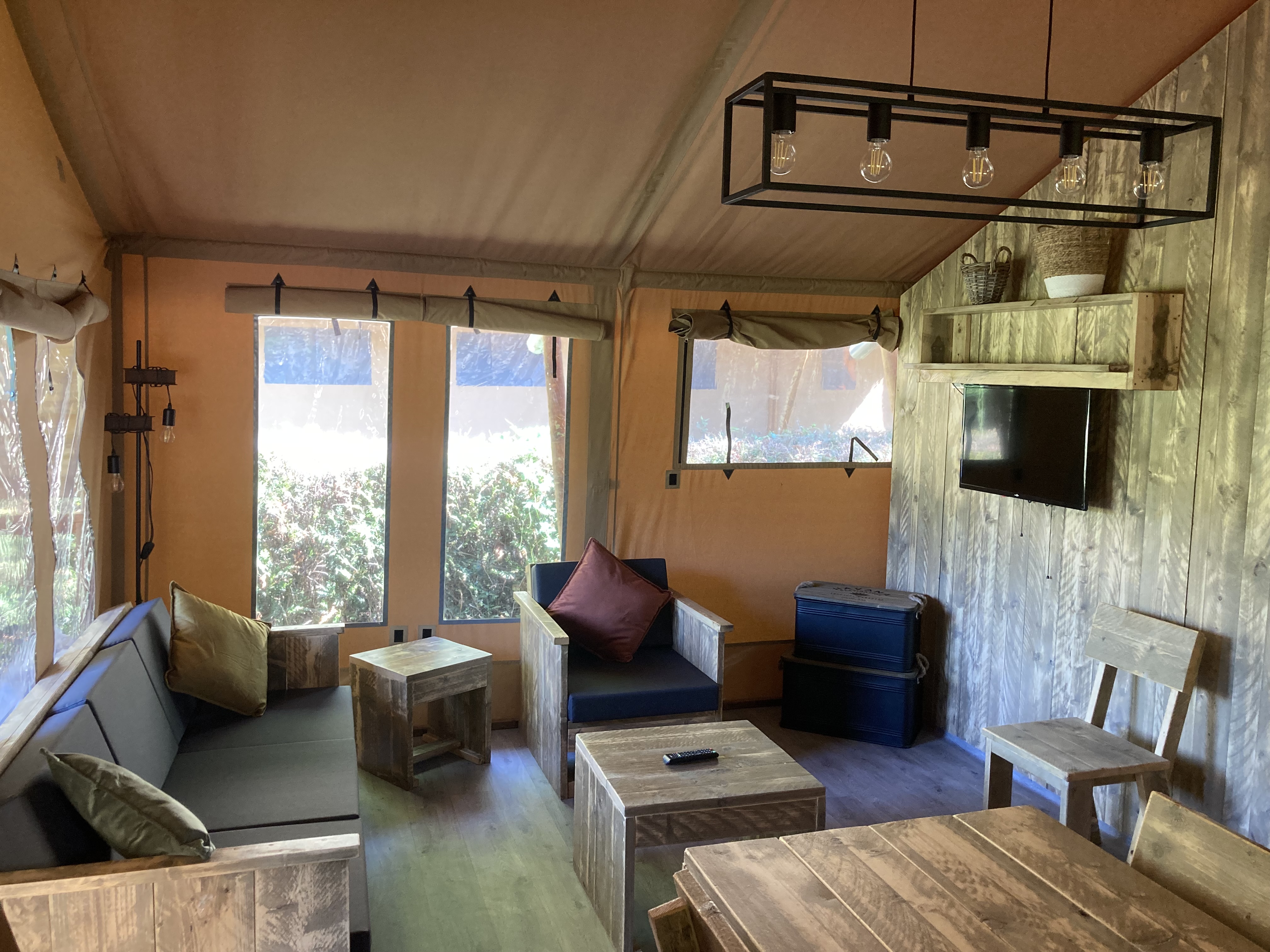 Tente Safari XXL sur Pilotis — Tente avec Spa à Oise à Bresles — environnement naturel