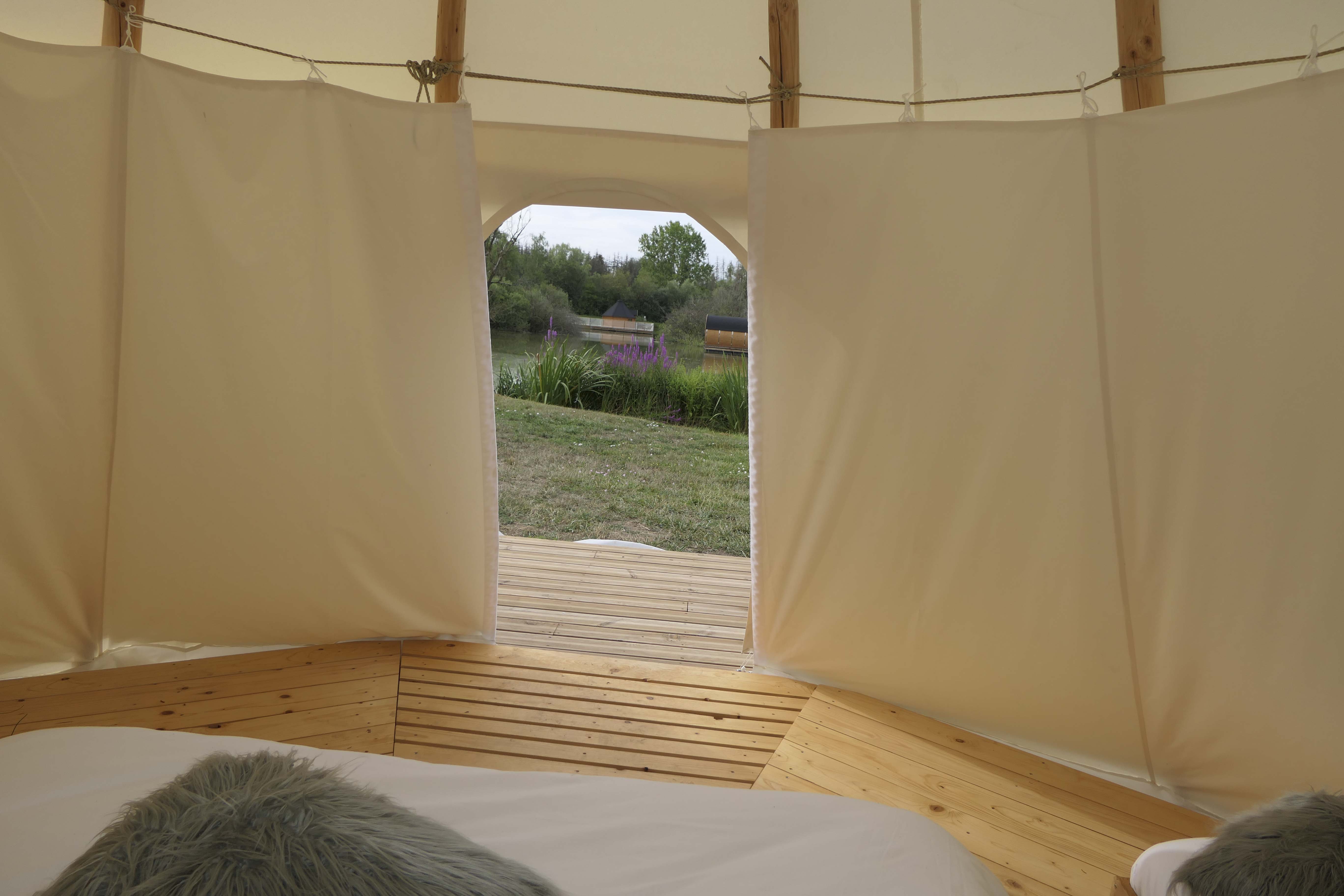 Le Tipi Vue sur Étang : une immersion en pleine nature à Givrauval — détail architectural