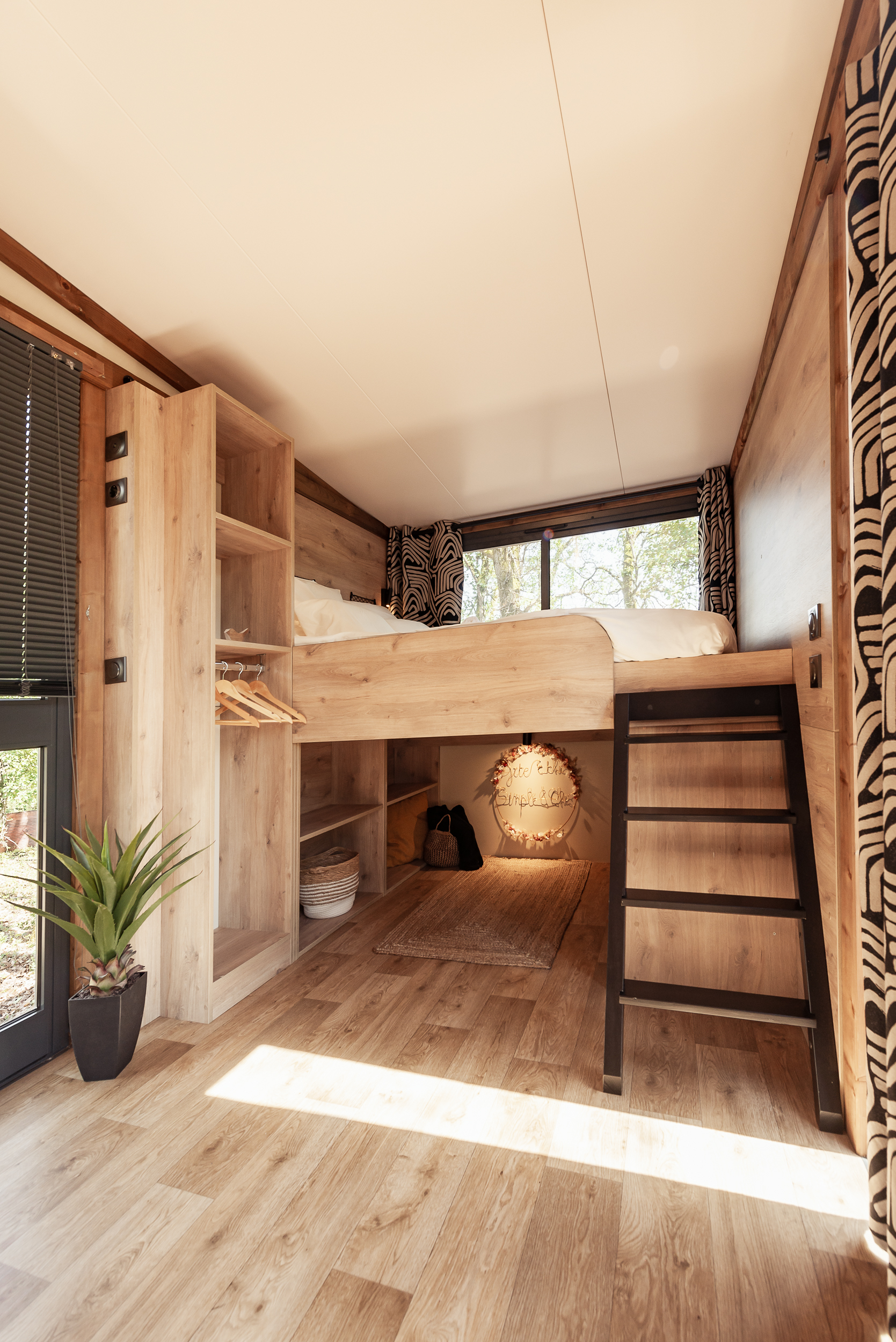La Tiny le bois de Luce : une évasion moderne en pleine nature à Le Montat — vue intérieure