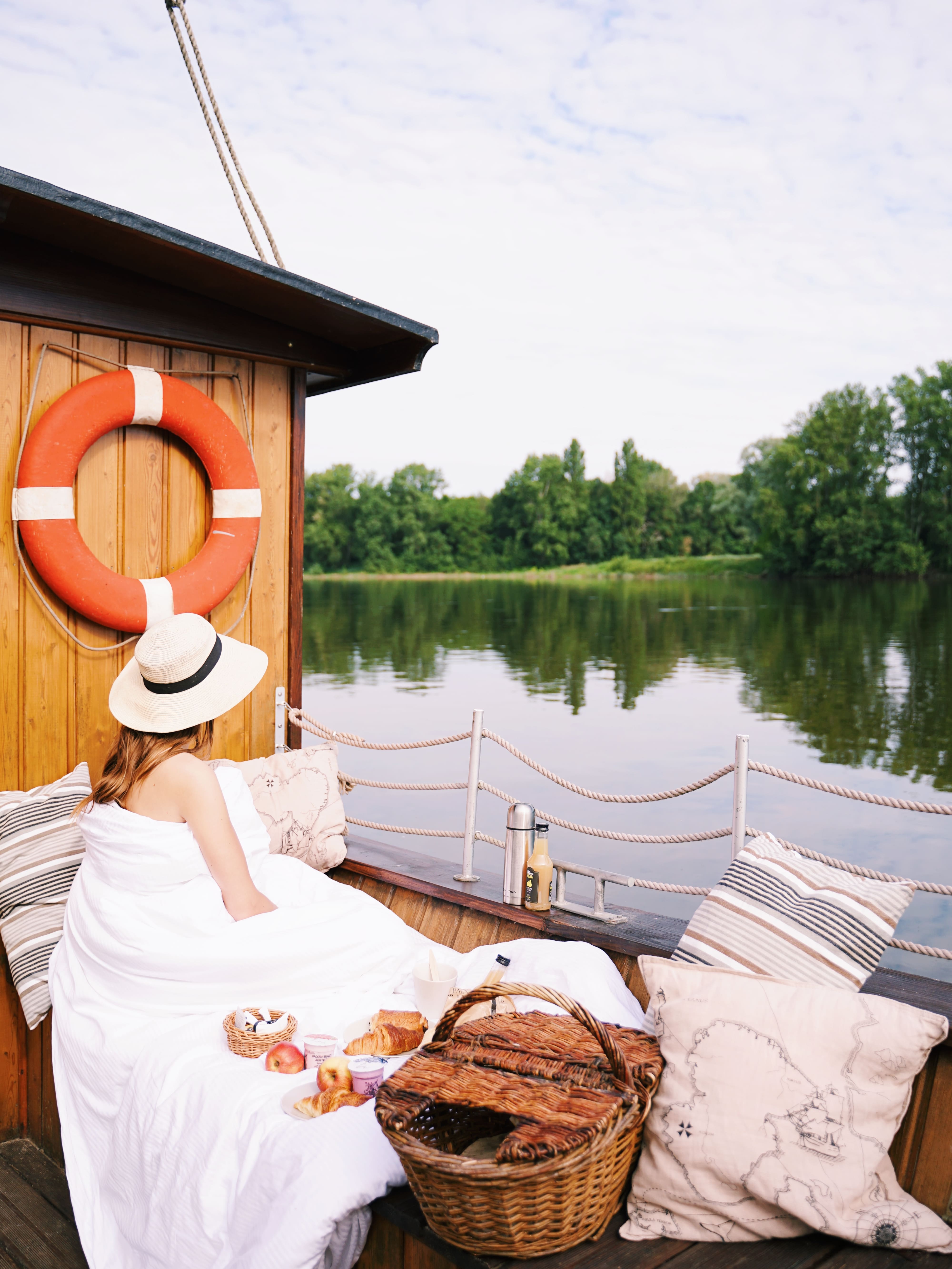 La Toue Reine : une expérience flottante au cœur de la nature à La Chapelle Aux Naux — cuisine
