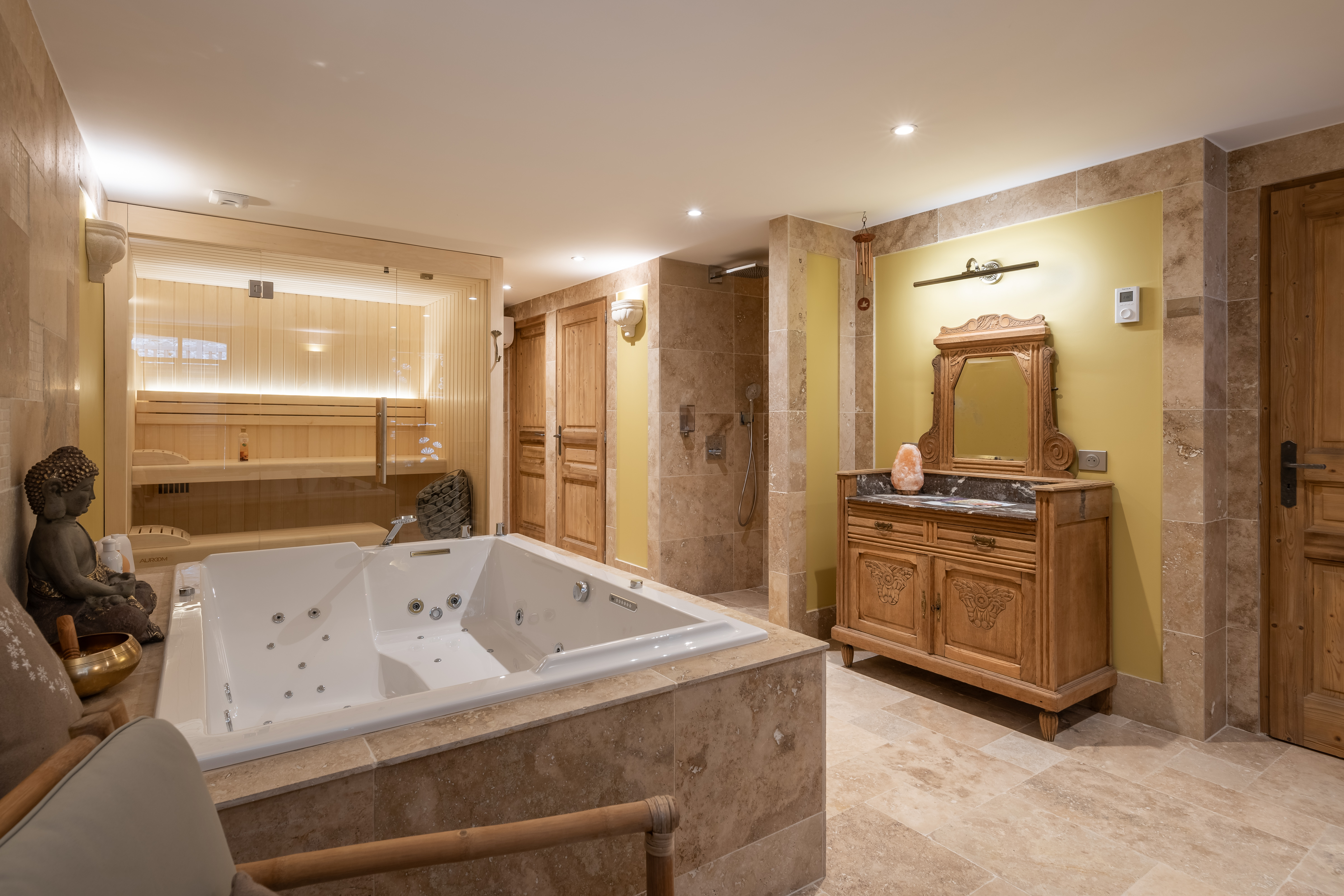 Le Cellier & Spa — Suite avec spa à Saint-Georges-de-Commiers (Isère) à Saint-Georges-de-Commiers — chambre