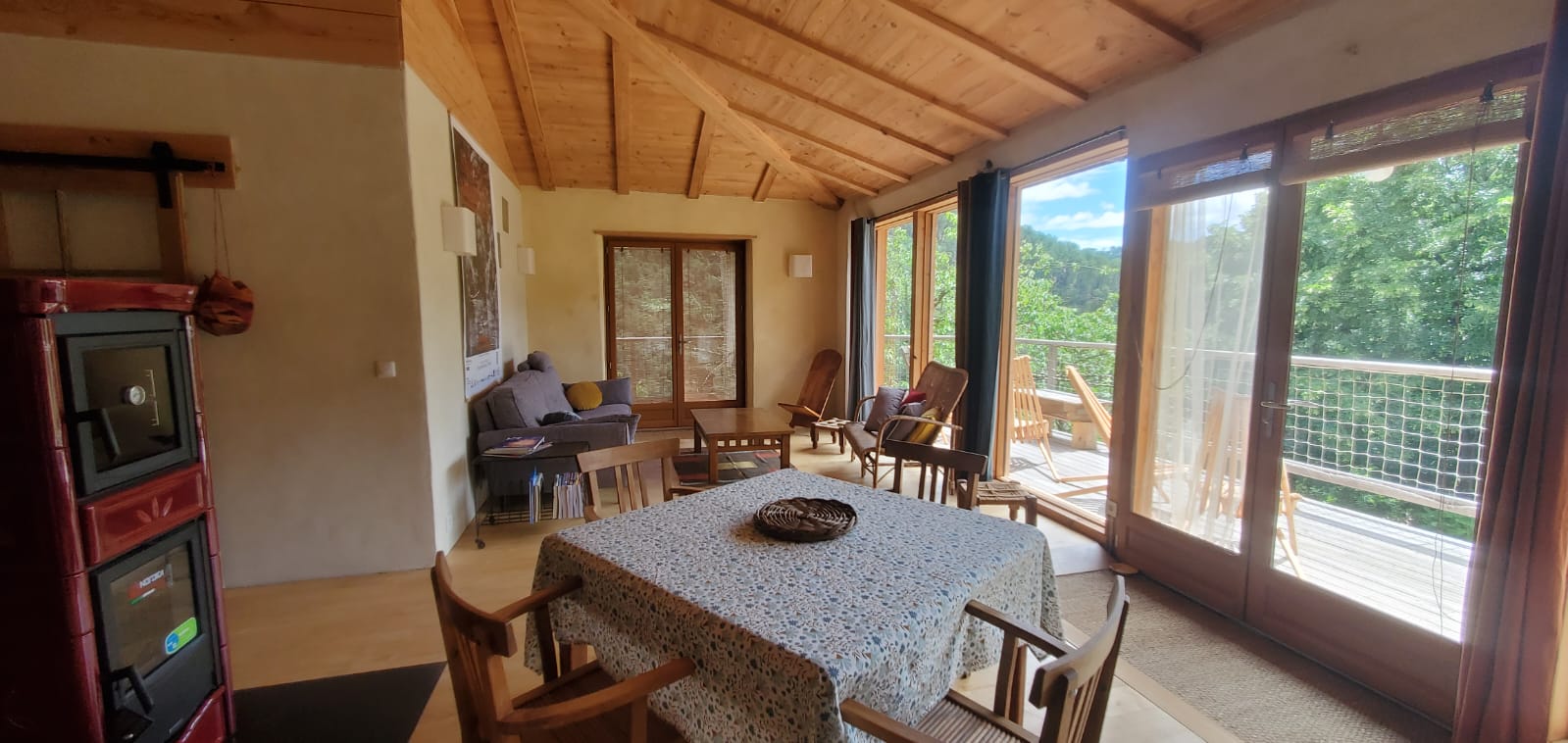 Cabane sur pilotis : une expérience unique au bord de la rivière à Chambon — détail architectural