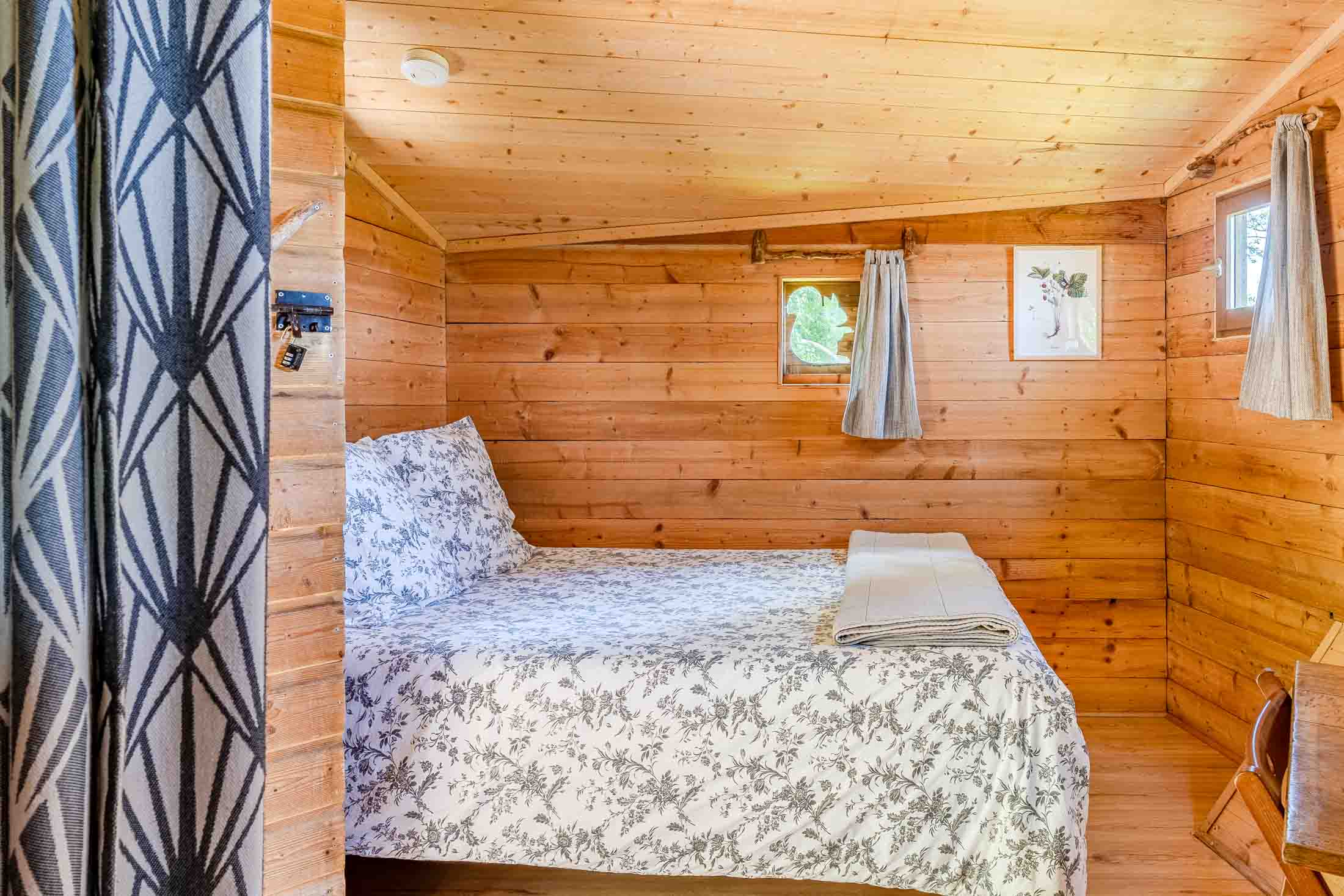 Cabane Rossignol — Nuit perchée à 10m dans les arbres en Calvados à Caen — cuisine