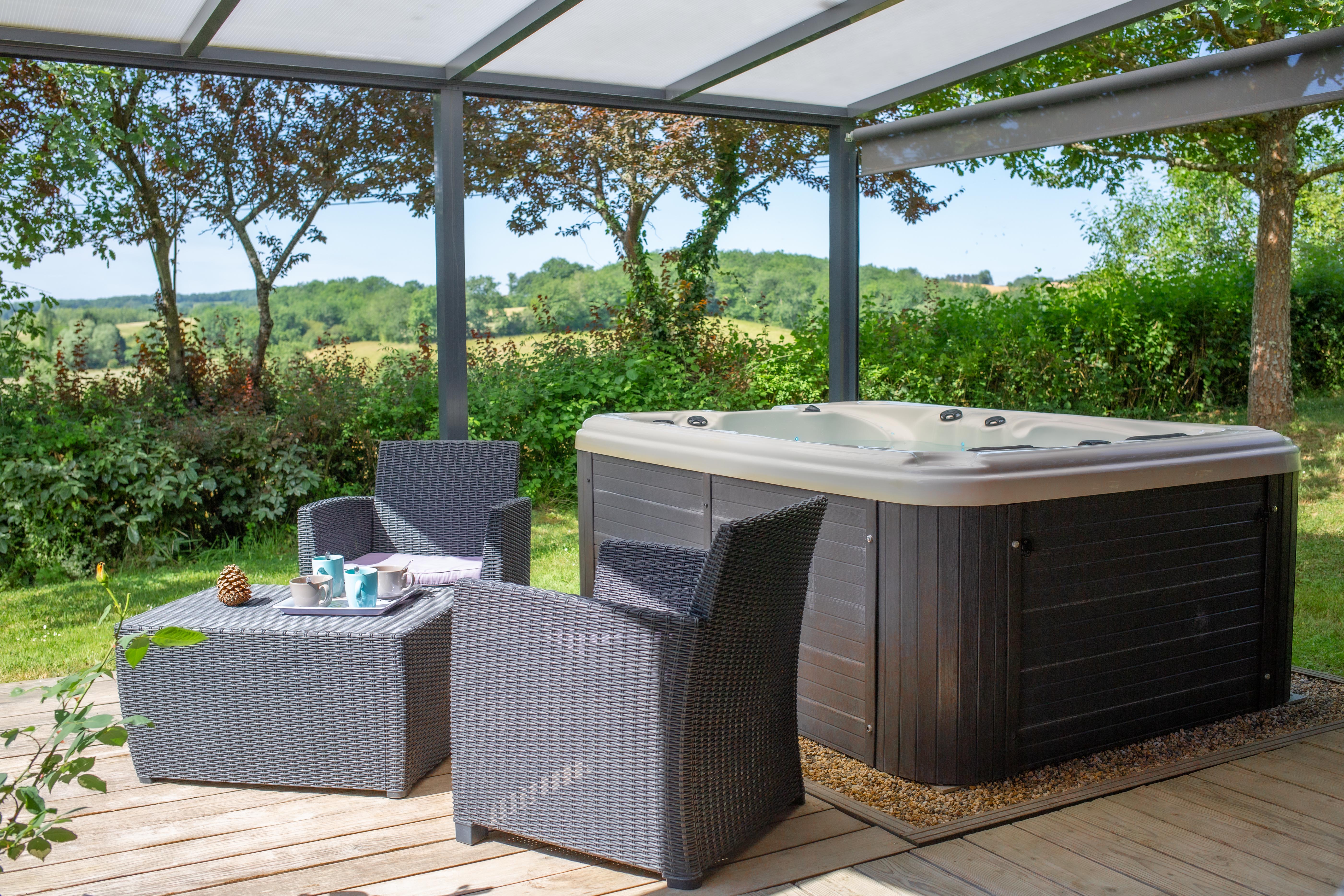 Chalet Spa Cèdre — Chalet avec jacuzzi à Gers à Bassoues — détail architectural