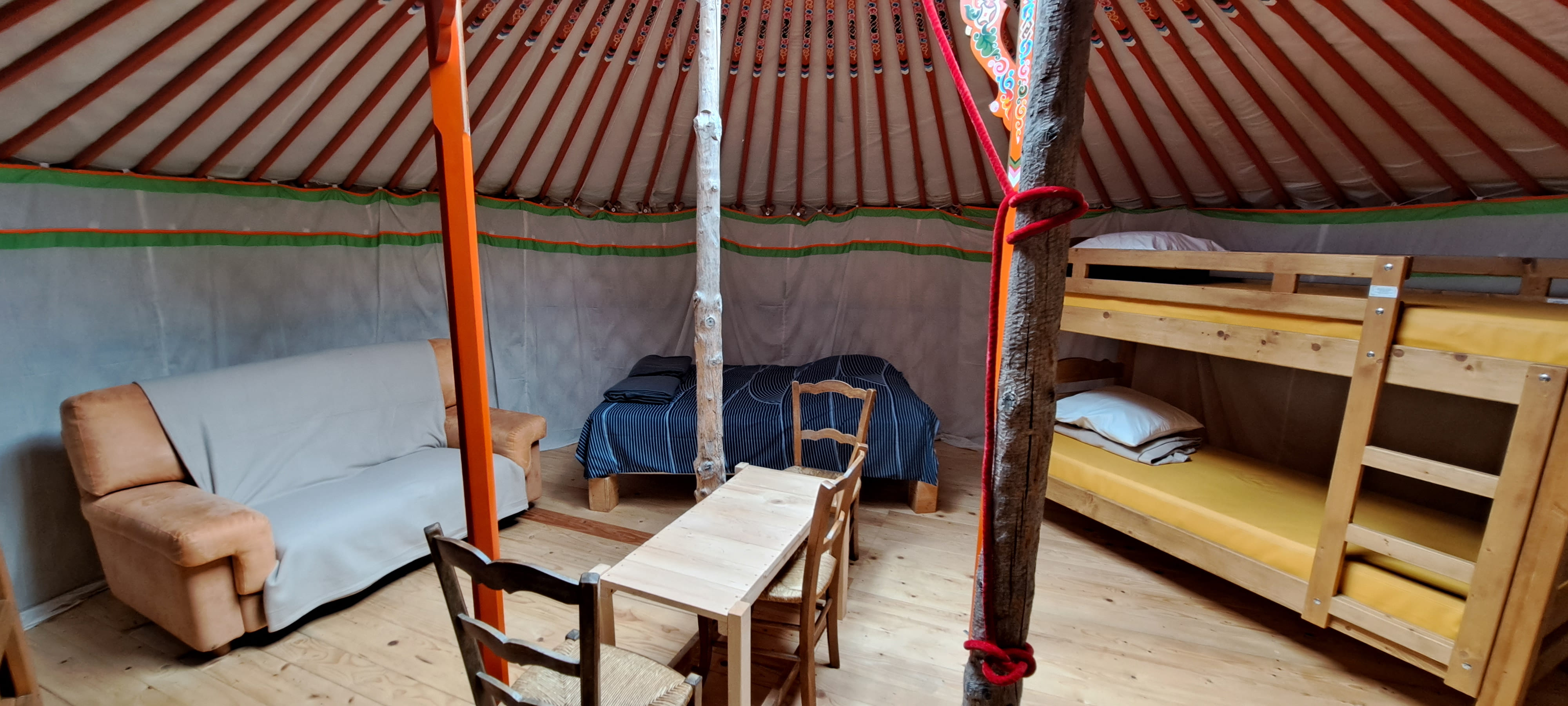 Séjournez dans une yourte au cœur de la Franche-Comté à Rochejean — salle de bain