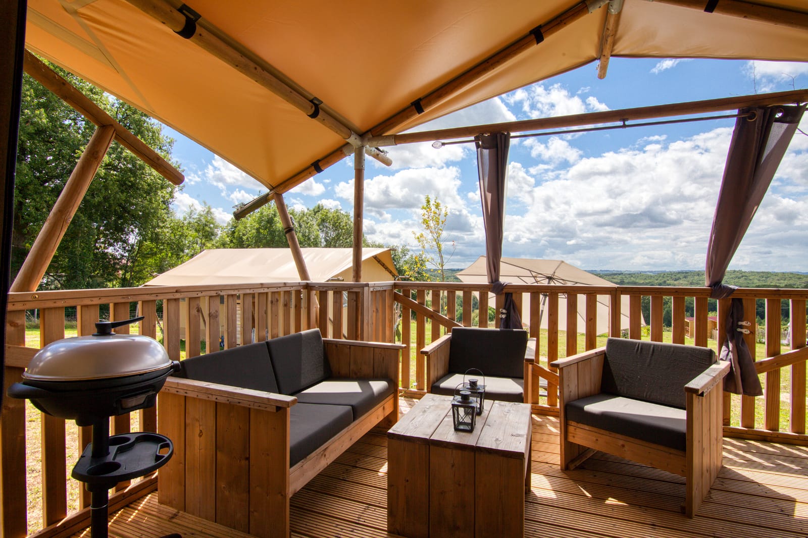 Les lodges d'Home sweet lodge — Lodge safari avec spa en Dordogne à Alles-sur-Dordogne — vue intérieure
