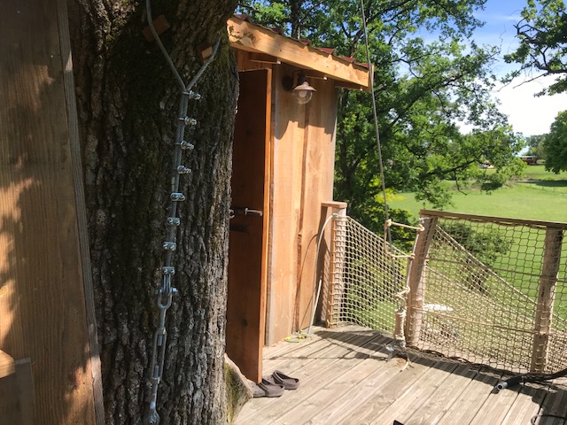 Cabane du Vieux Chêne : une expérience suspendue dans les arbres à Descartes — vue depuis la terrasse