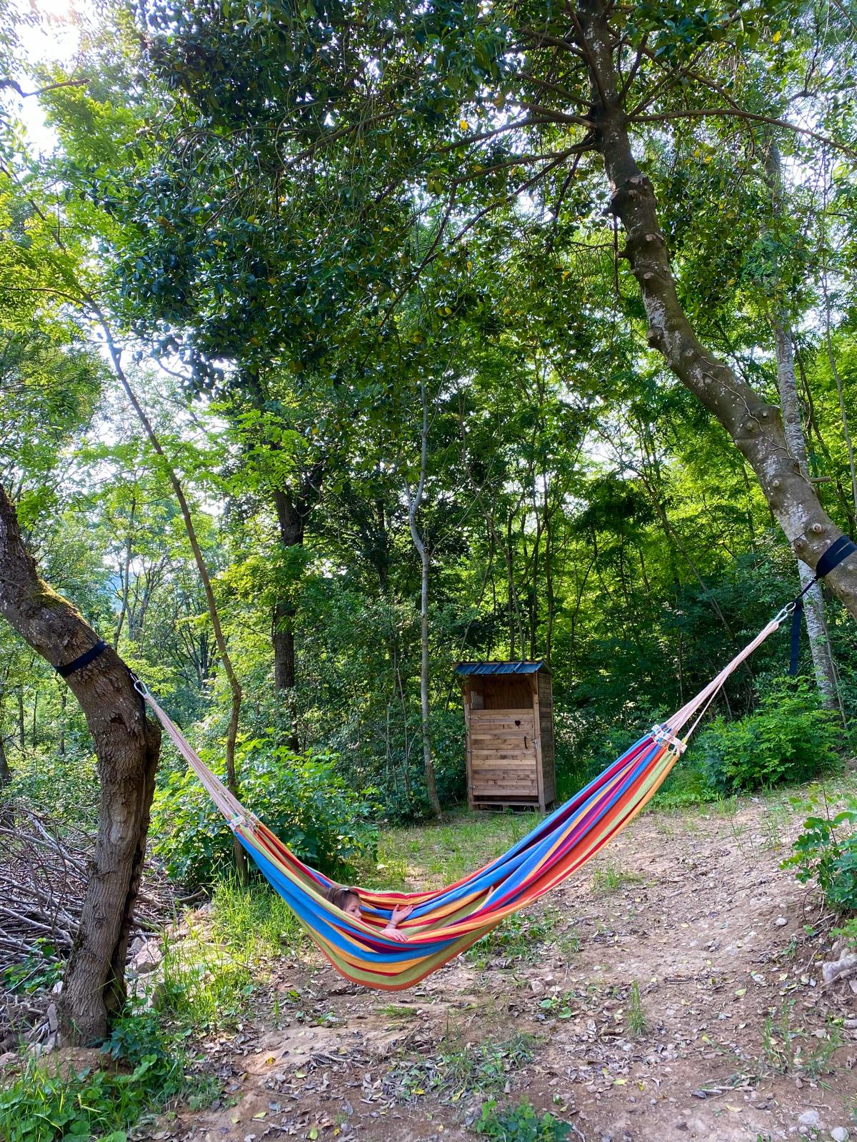 Cabane autonome dans les bois — Séjour nature à Saône-et-Loire à La Chapelle-du-Mont-de-France — chambre