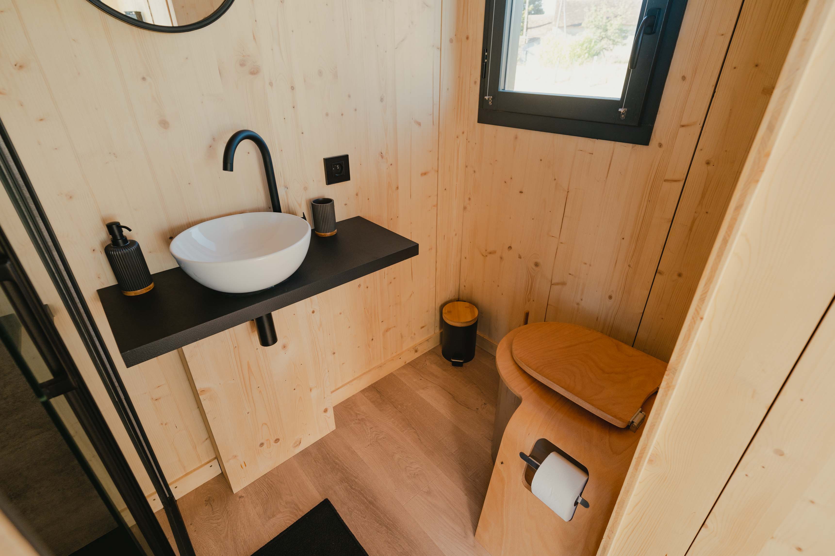 Tiny house moderne au cœur d'un verger en Lorraine à Rarécourt — détail architectural