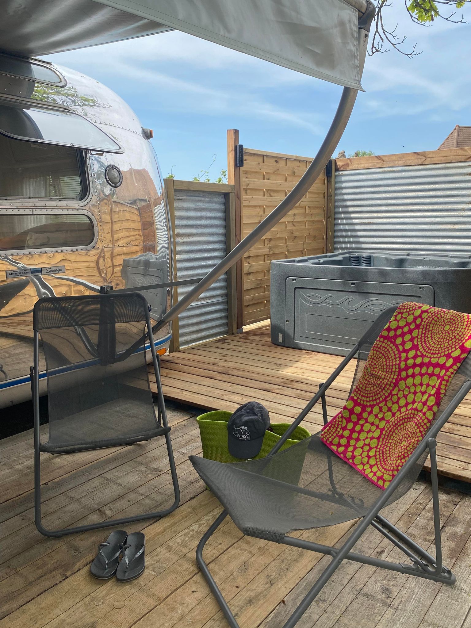 Caravane Airstream & SPA — Nuit cocooning à Hauterives (Drôme) à Hauterives — espace de vie