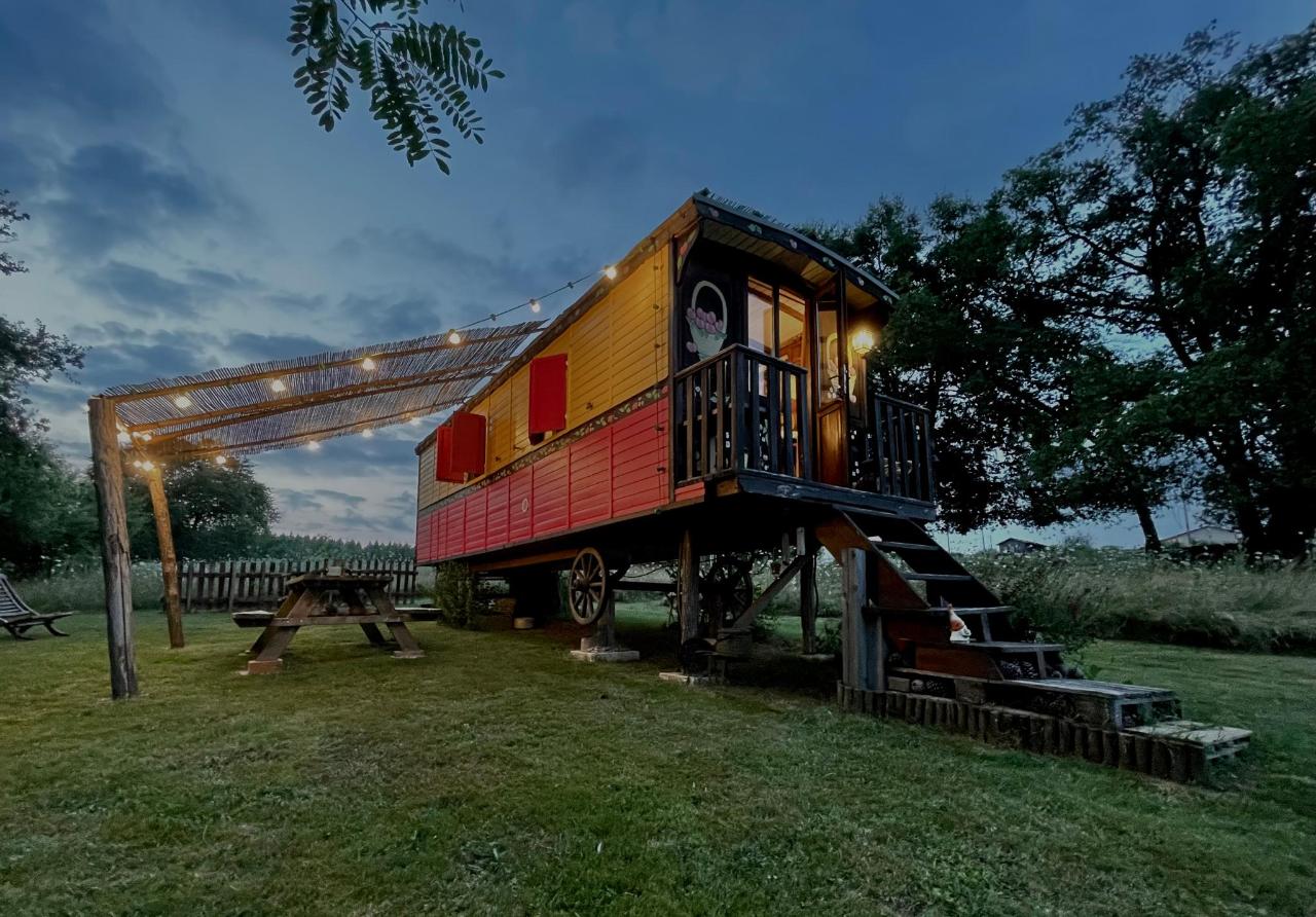 Belle des Prés — Roulotte colorée avec spa à Sud-Gironde à Bourdelles — vue intérieure