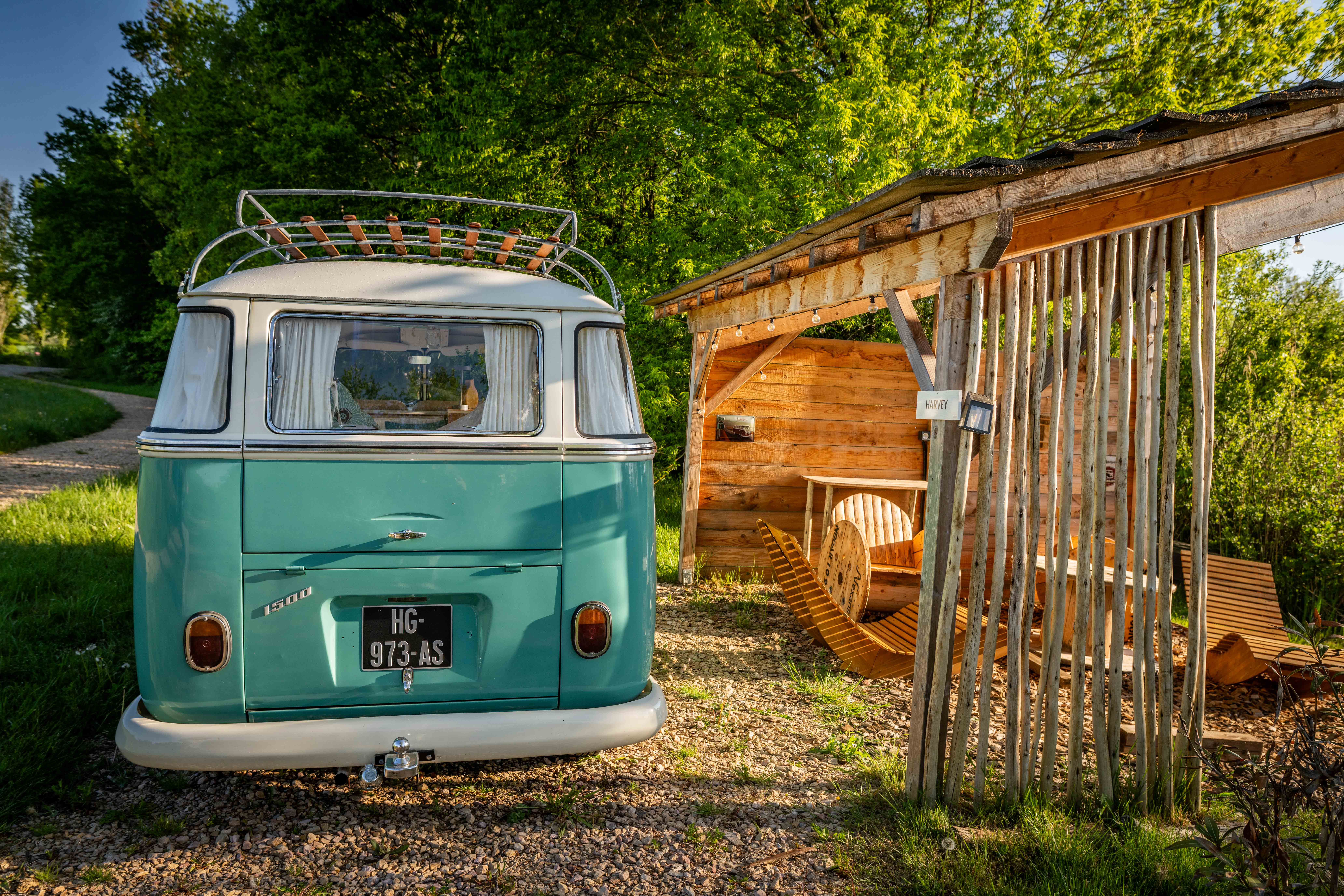 Combi Harvey — Nuit insolite dans un van vintage à Ain à Meillonnas — salle de bain