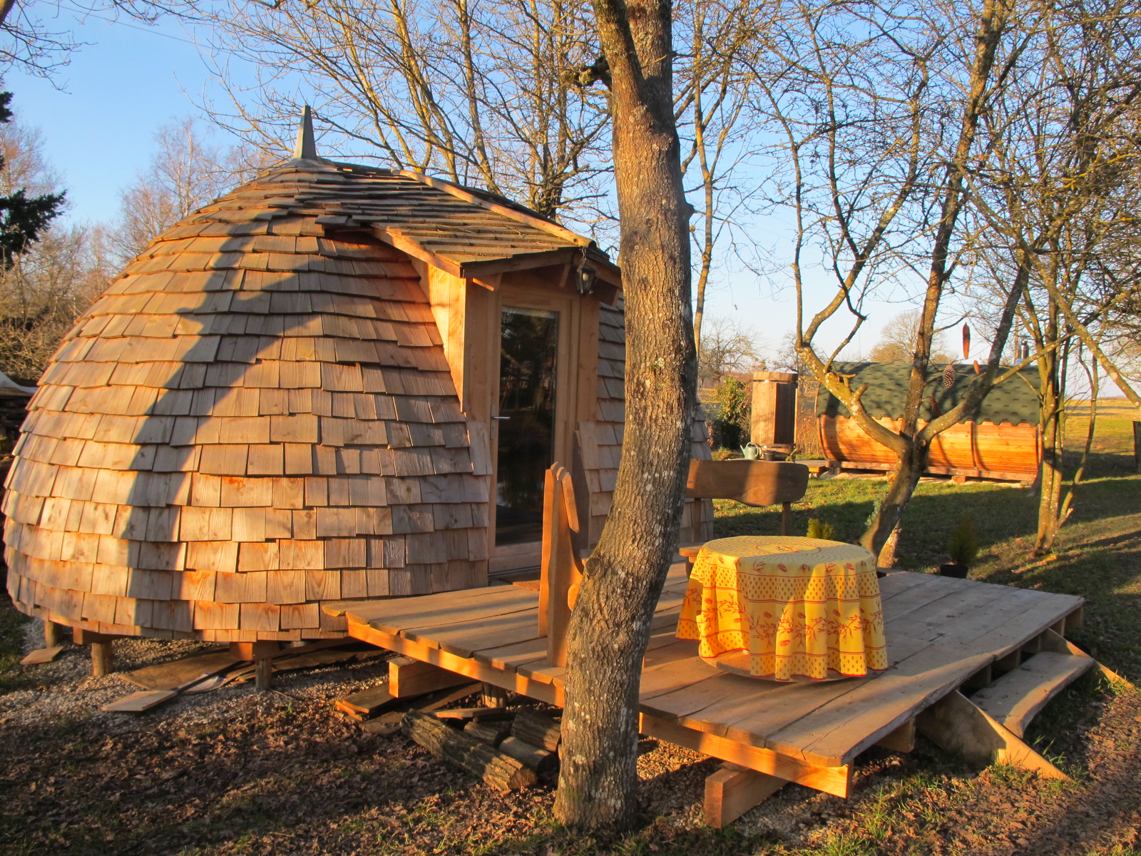 La Cabane Pom de Pin : une escapade enchantée en pleine nature à Chennegy — vue intérieure