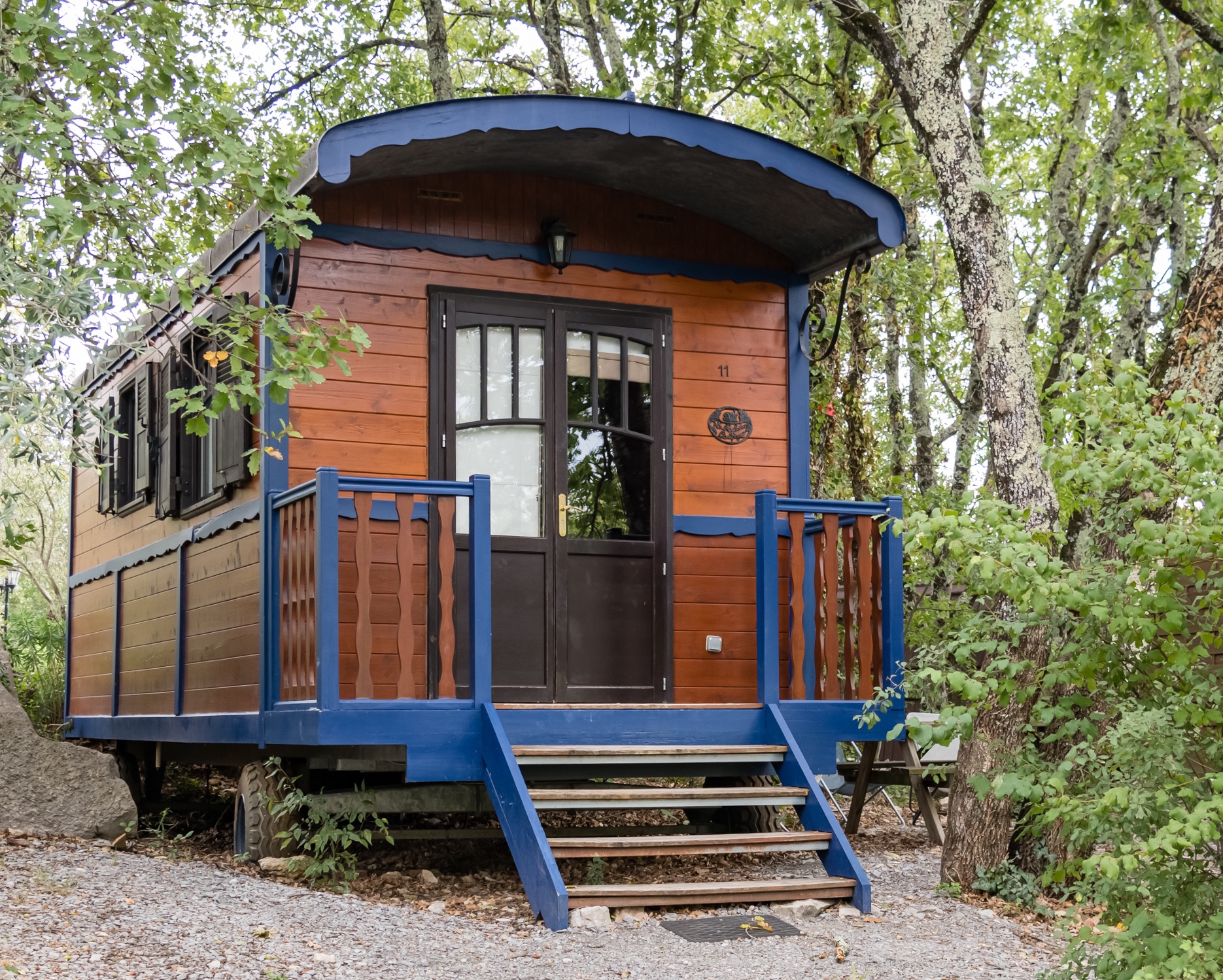 Roulotte gîte deluxe avec spa en option : une escapade sensorielle en Rhône-Alpes à Vogüé — espace de vie