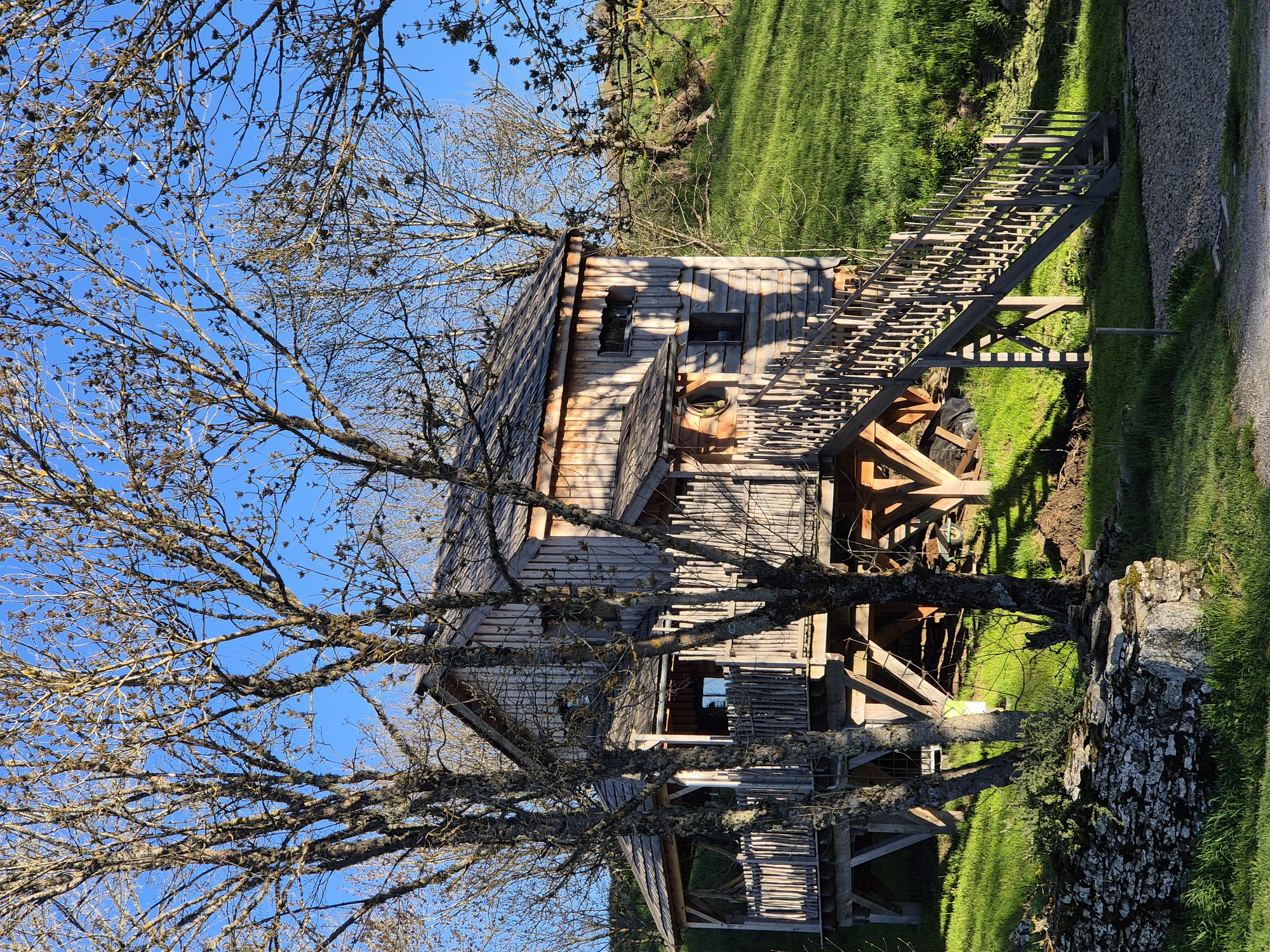 Cabane Spa Bérénice — Cabane sur pilotis avec jacuzzi à Lozère à Cubières — chambre