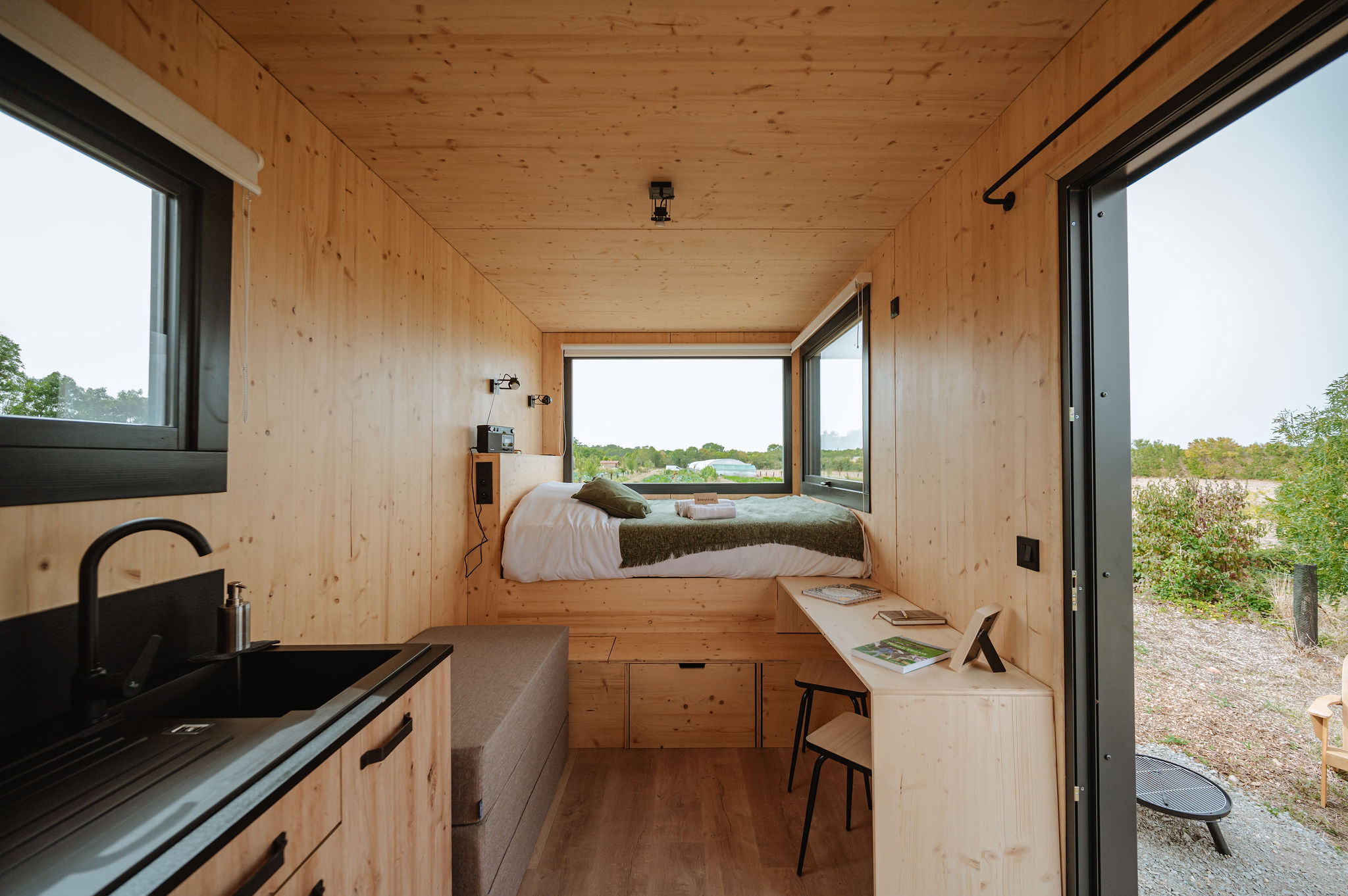 Une escapade insolite dans une Tiny House en Bourgogne à La Celle St Cyr — vue intérieure