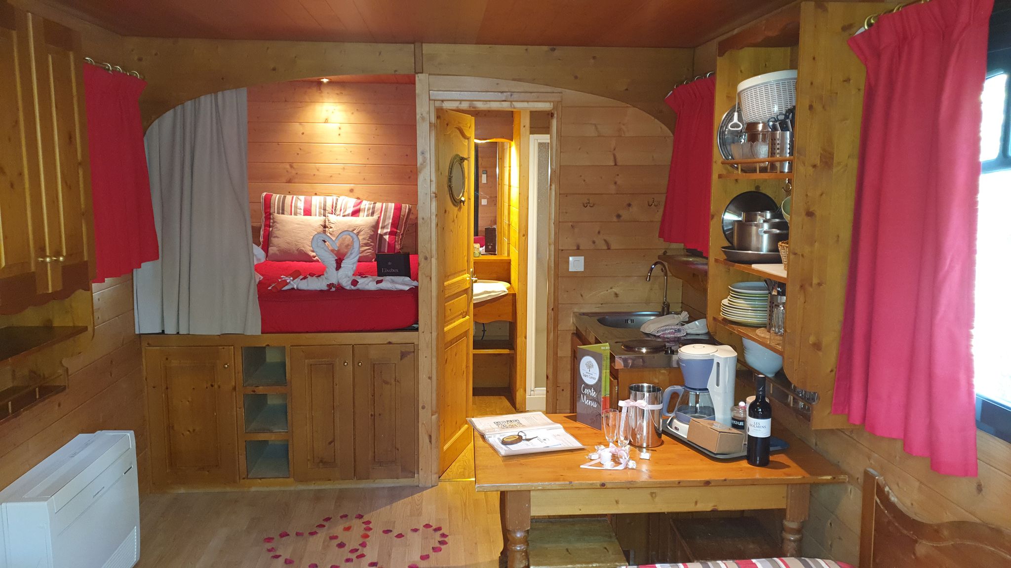 Roulotte gîte Nuit d'Amour & SPA : une évasion romantique à Vogüé — salle de bain