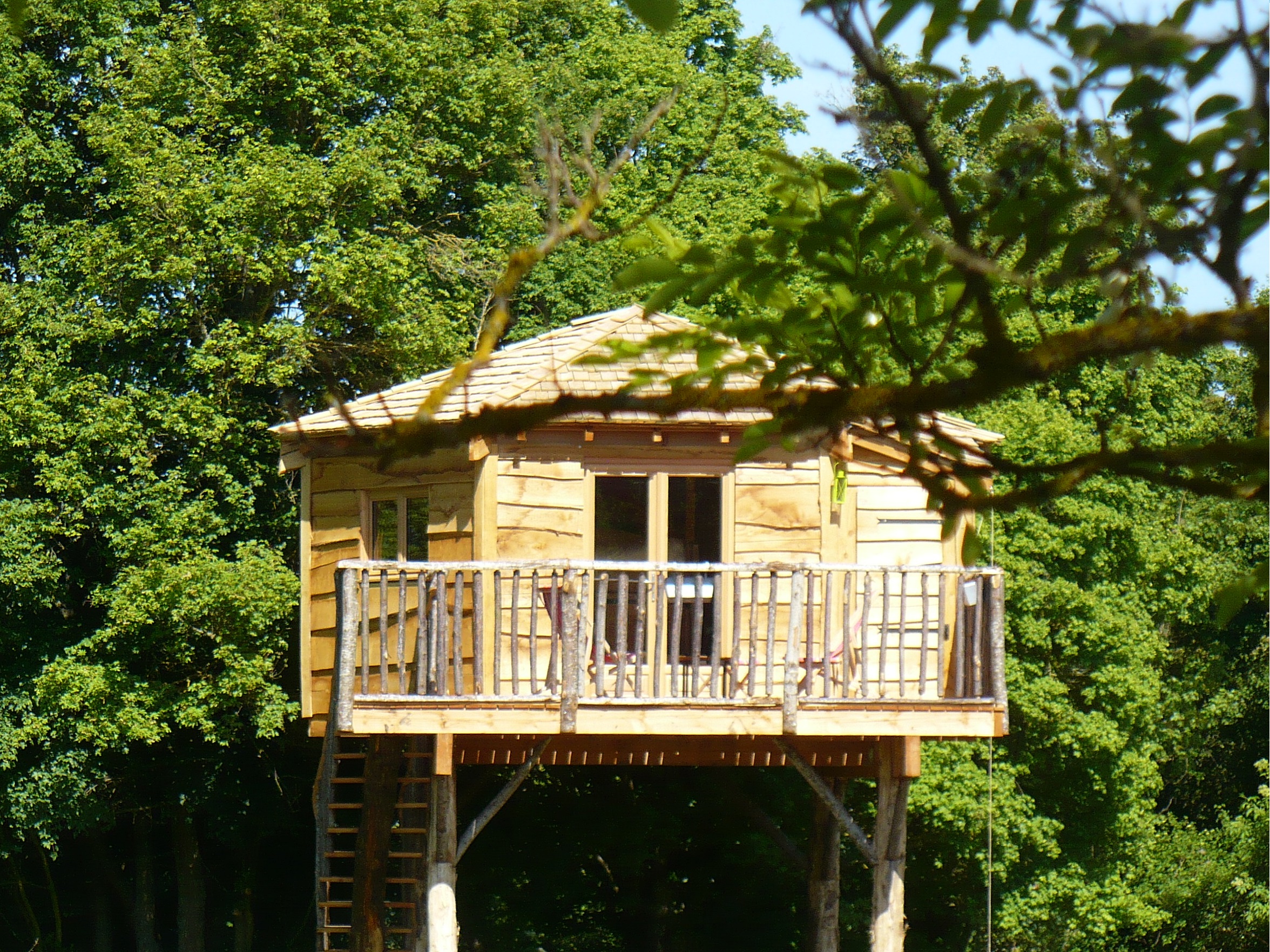 Cabane Les 3 Chouettes : une expérience suspendue dans les arbres