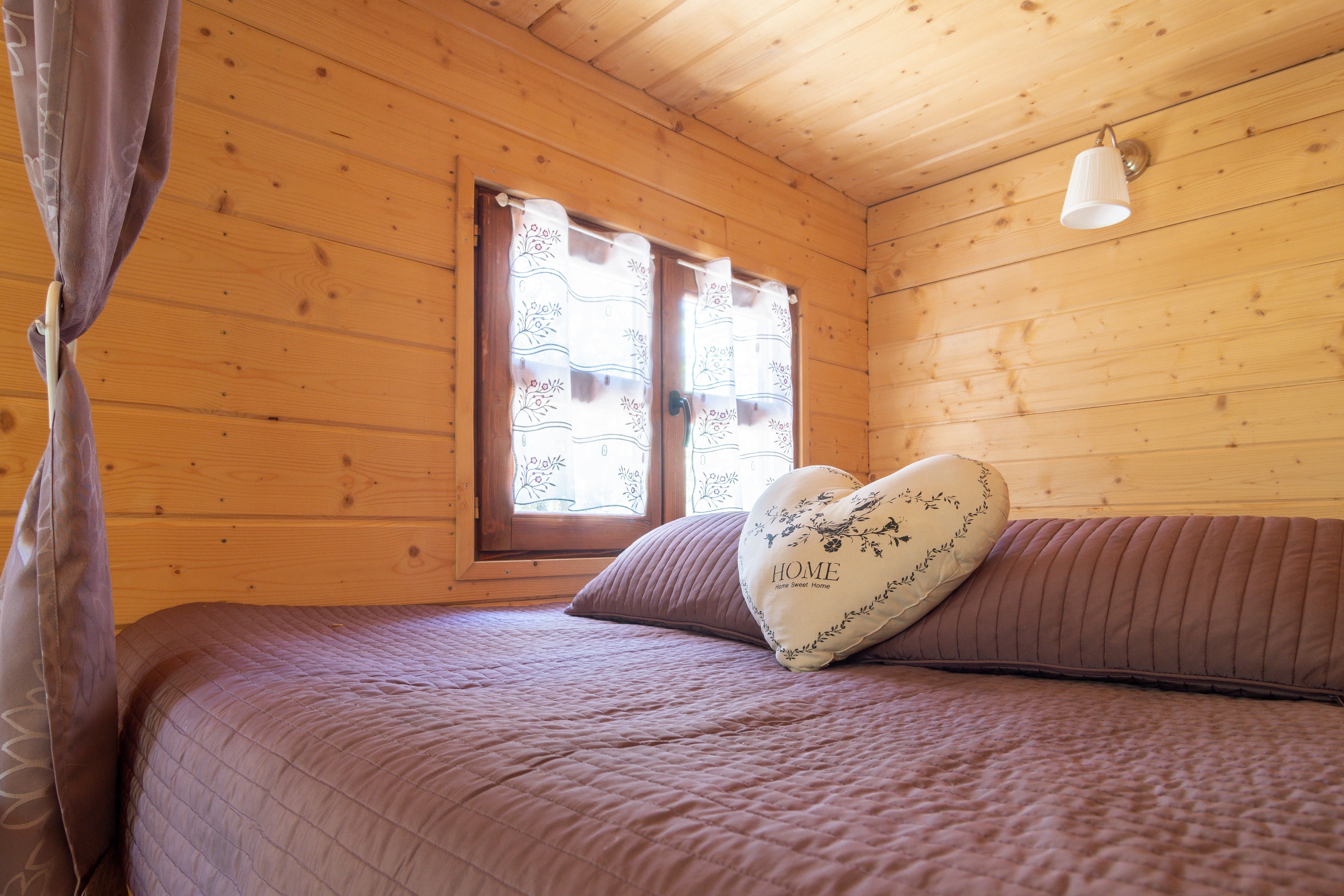 Évasion en Roulotte Romantique au cœur de la Provence à La Roquebrussanne — chambre