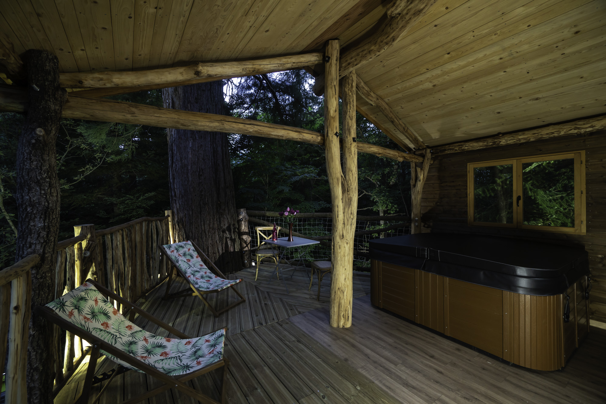 Cabane Spa Séquoia : une évasion romantique dans les arbres à Saint Pierre D’Argençon — espace de vie