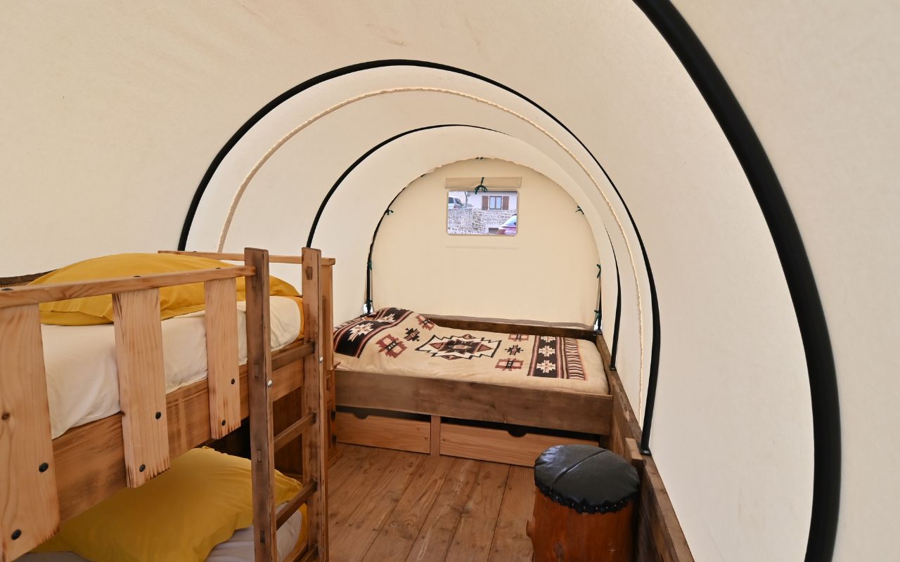 Chariot Western — Nuit insolite avec spa à Longessaigne (Rhône) à Longessaigne — vue intérieure