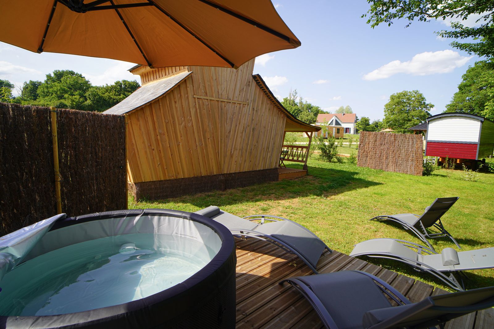 La Maison de Hobbit de L'Orée des 4 chemins — Maison insolite avec spa à Yonne à Pont-sur-Yonne — espace de vie