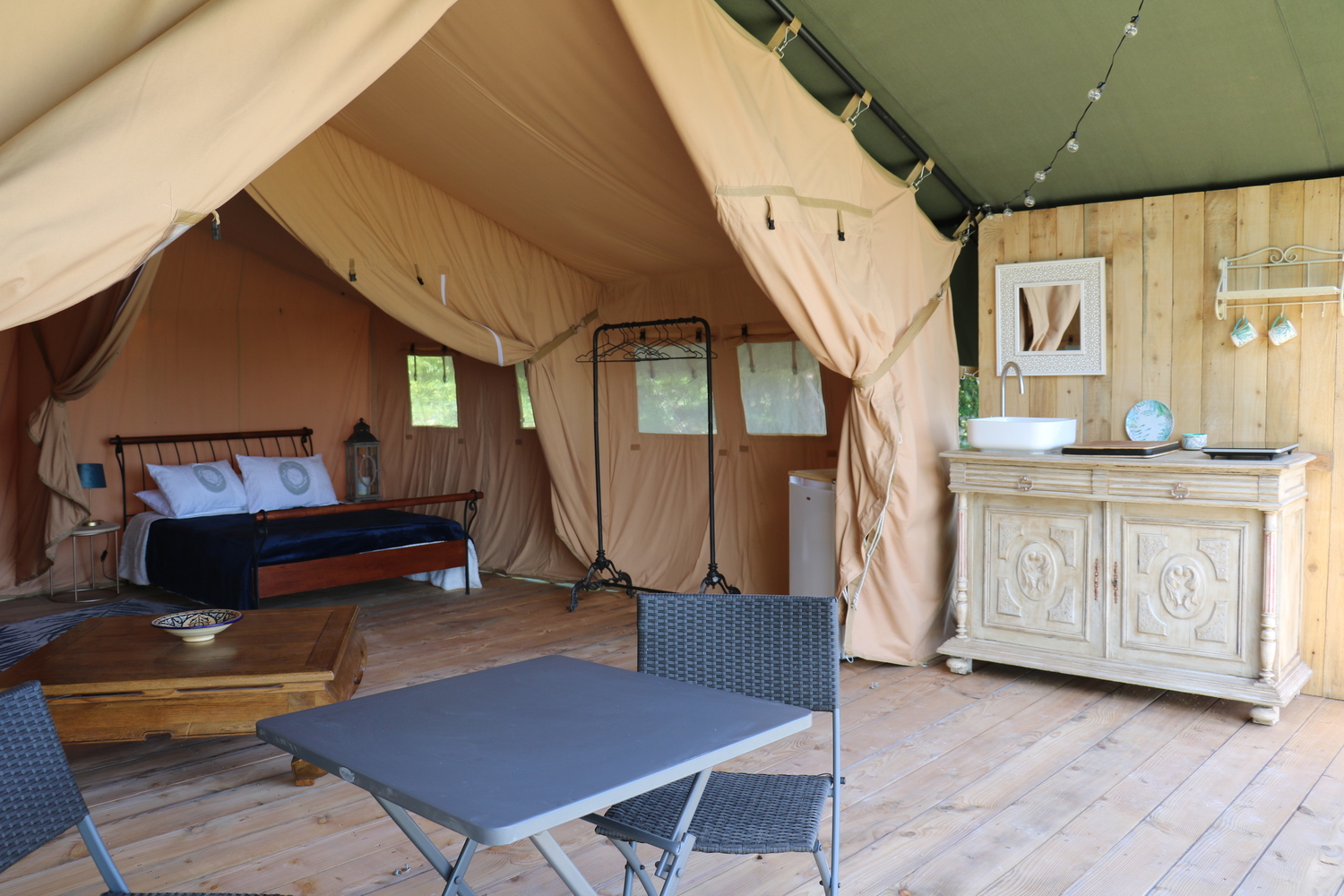 Cassiopée : une tente safari luxe au cœur de la nature à Marcay — cuisine