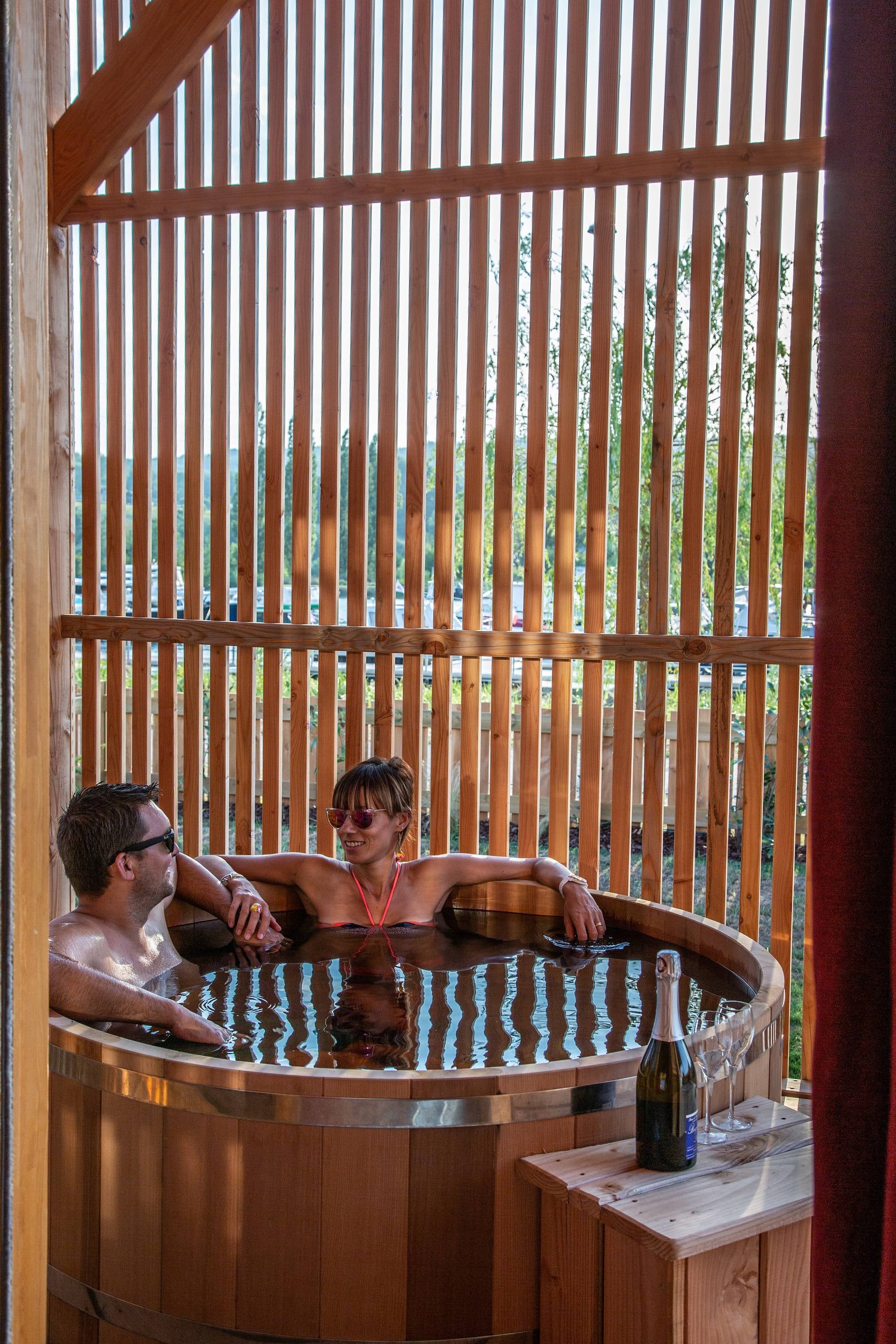 Cabane Spa Tribu : une immersion au cœur de la nature à Virignin — salle de bain