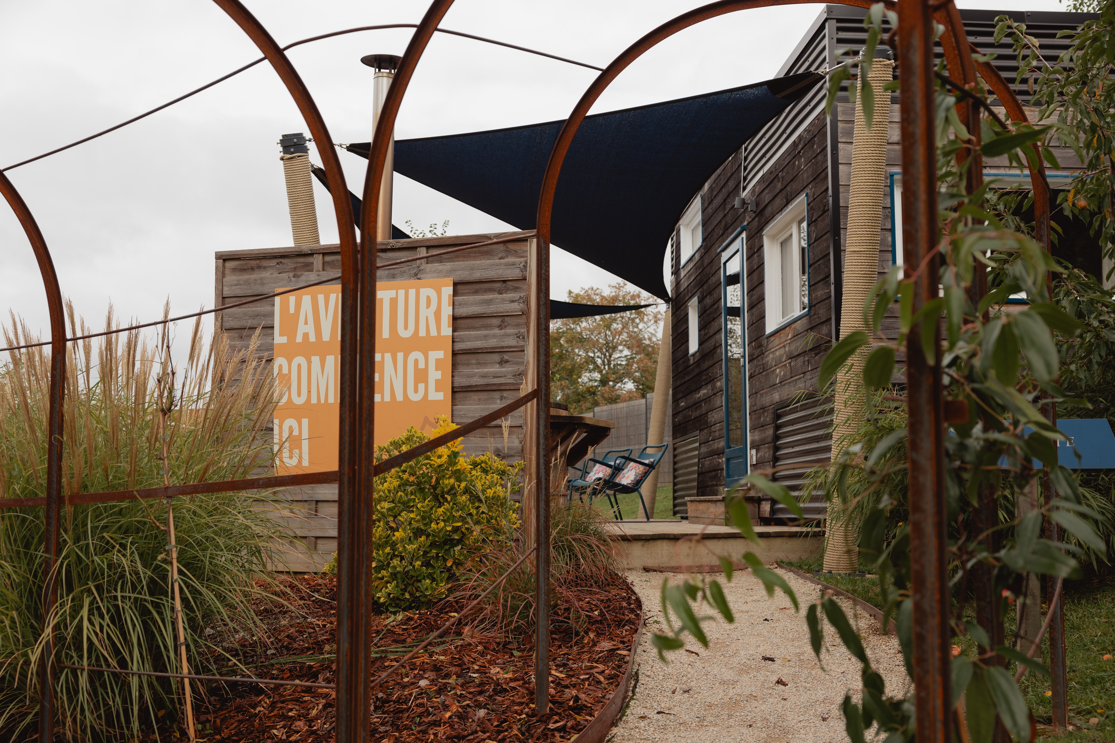 Cabotte Bleue & Spa — Tiny House avec toit ouvrant à Saône-et-Loire à Genouilly — détail architectural