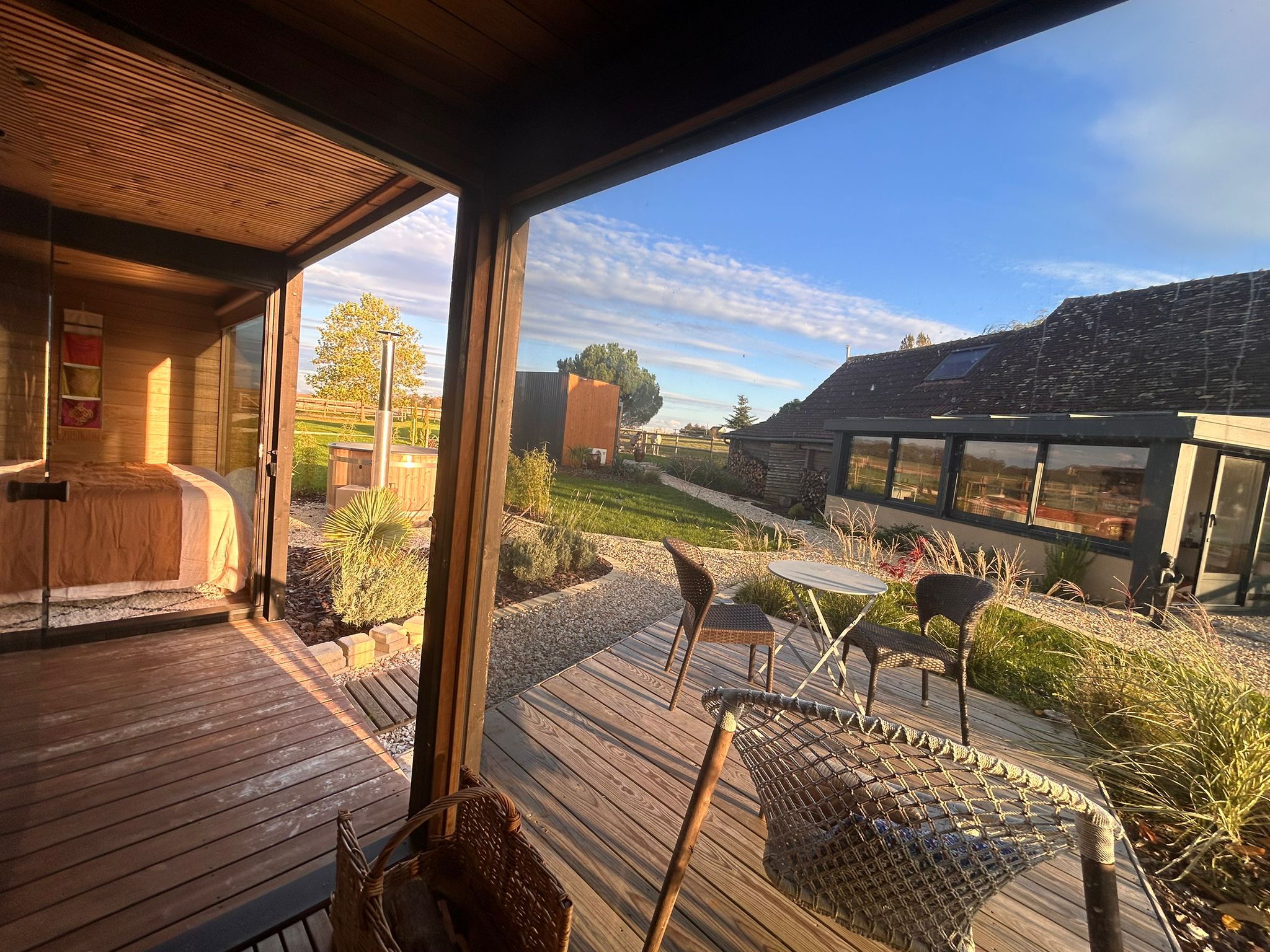 Évasion sensorielle au Ayurveda Forest Lodge à Céré-La-Ronde — espace de vie