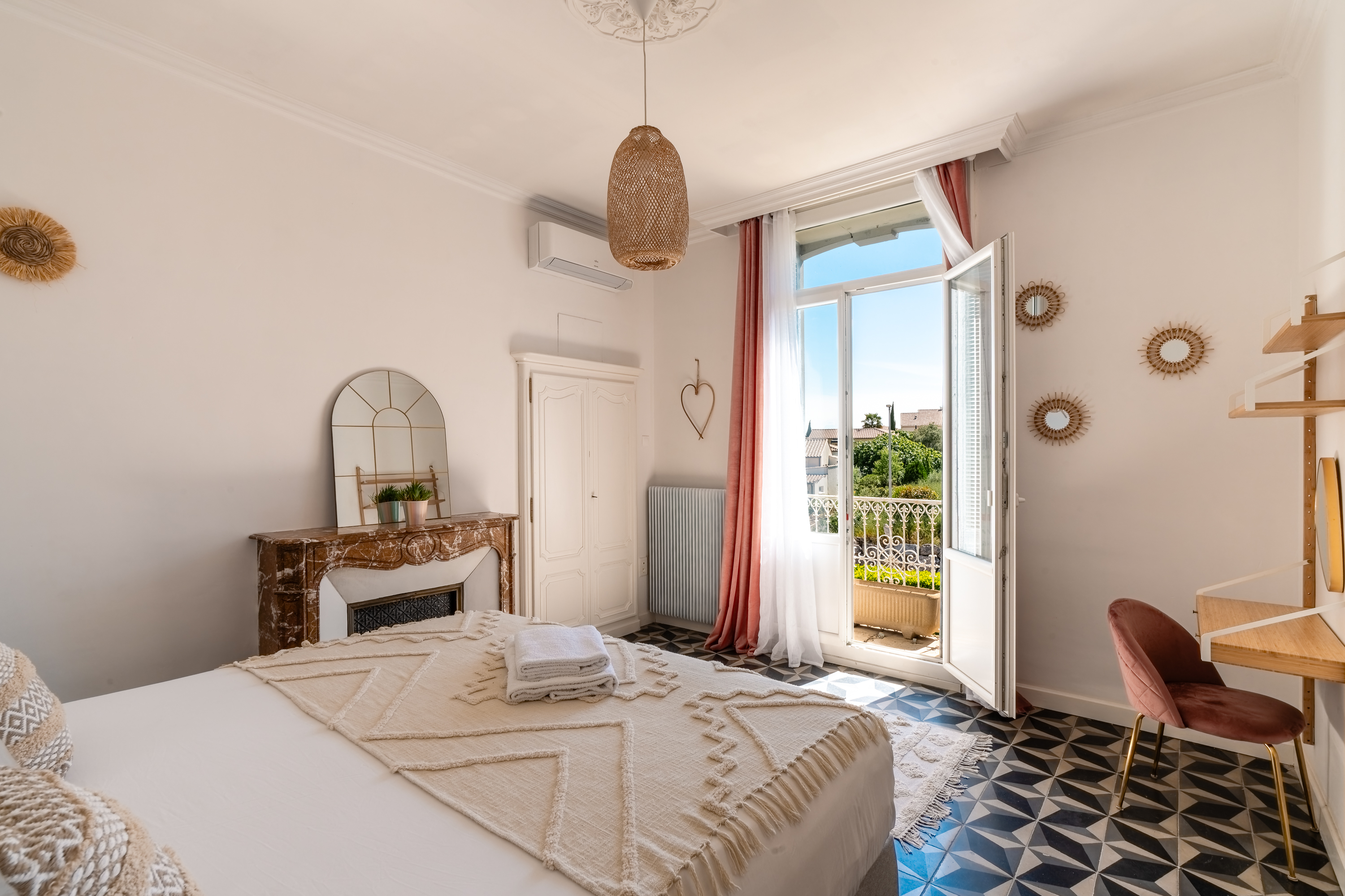 Maison de maître 4* — Séjour avec piscine à Hérault à Montpellier — vue depuis la terrasse