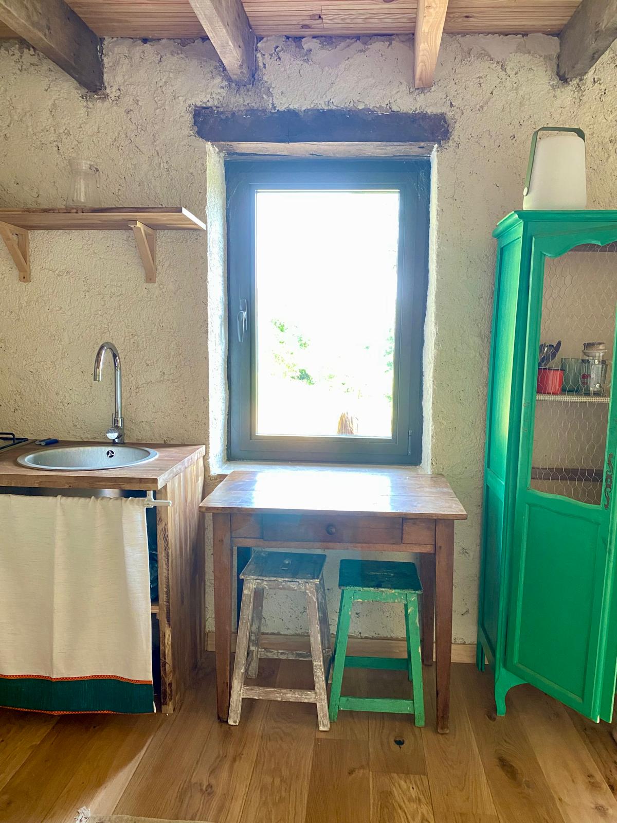 Cabane autonome dans les bois — Séjour nature à Saône-et-Loire à La Chapelle-du-Mont-de-France — salle de bain