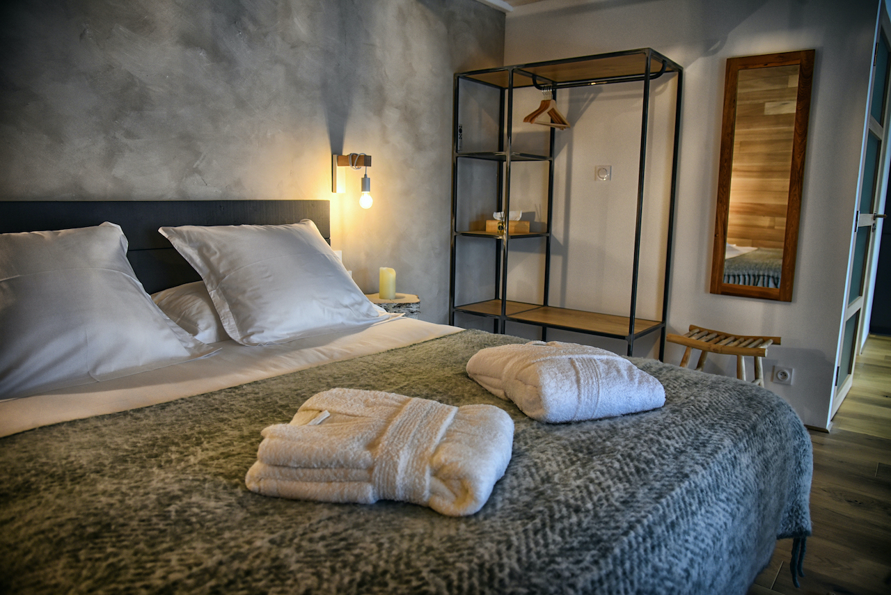 Lodge Spa privatif Parenthèse : une évasion sensorielle en Auvergne à Marchal — espace de vie