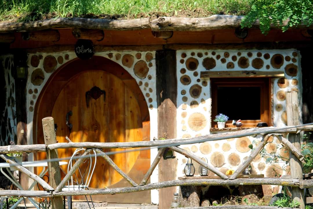 La cabane végétalisée : une maison de hobbit en pleine nature à Le Monastère — espace de vie
