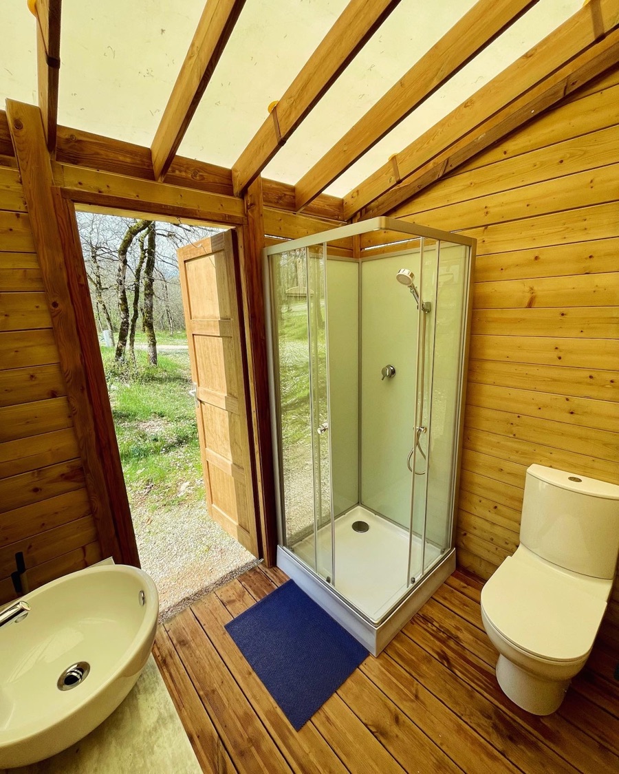 Dodo Tipi : une immersion au cœur de la nature à Septfonds — salle de bain