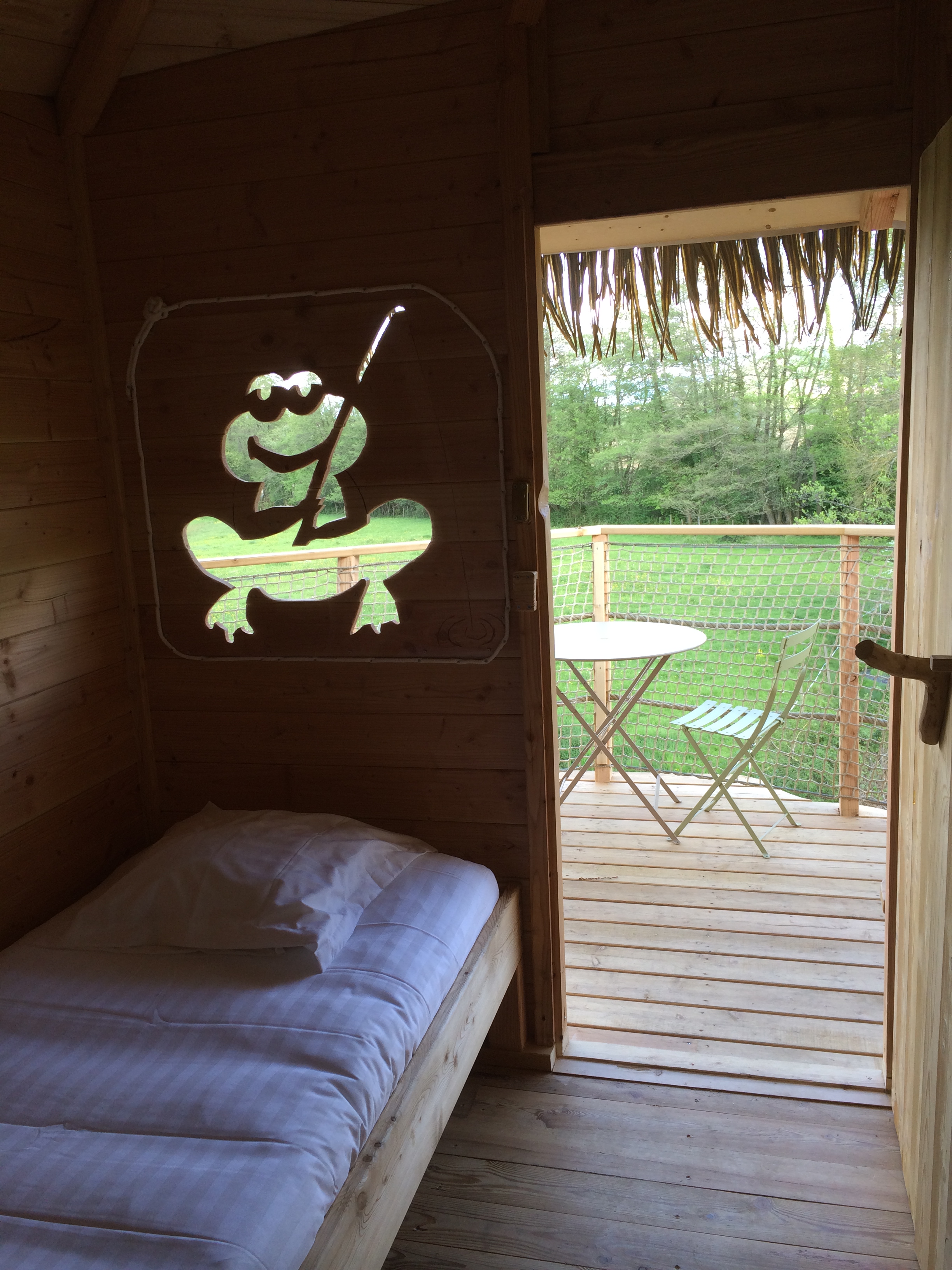 La Cabane du Domaine de Suzel — Cabane dans les arbres avec spa en Isère à Saint-Quentin-sur-Isère — cuisine