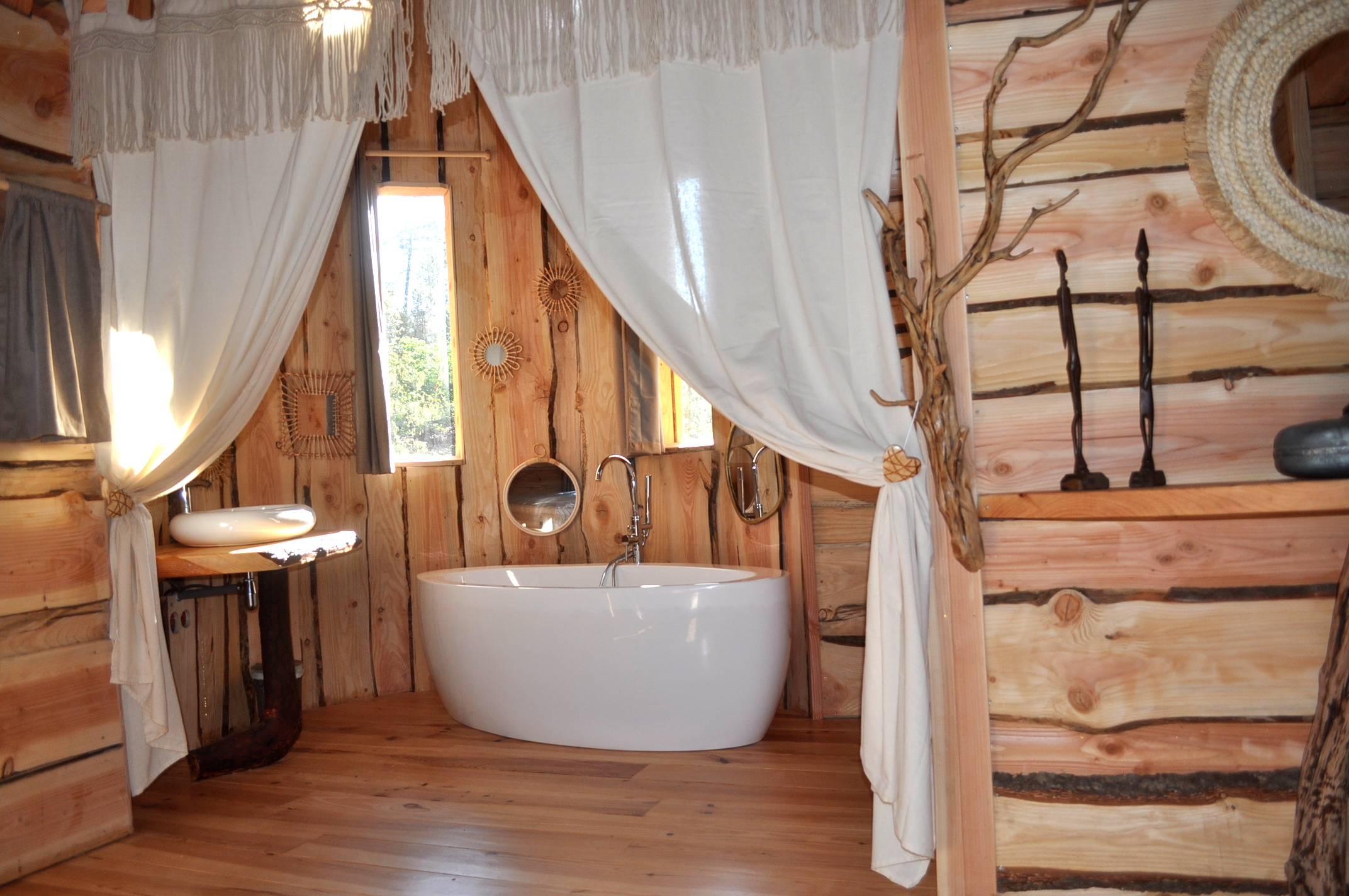 La cabane & spa Cupidon — Cabane dans les arbres avec spa à 6m en Ardèche à Le Teil — cuisine