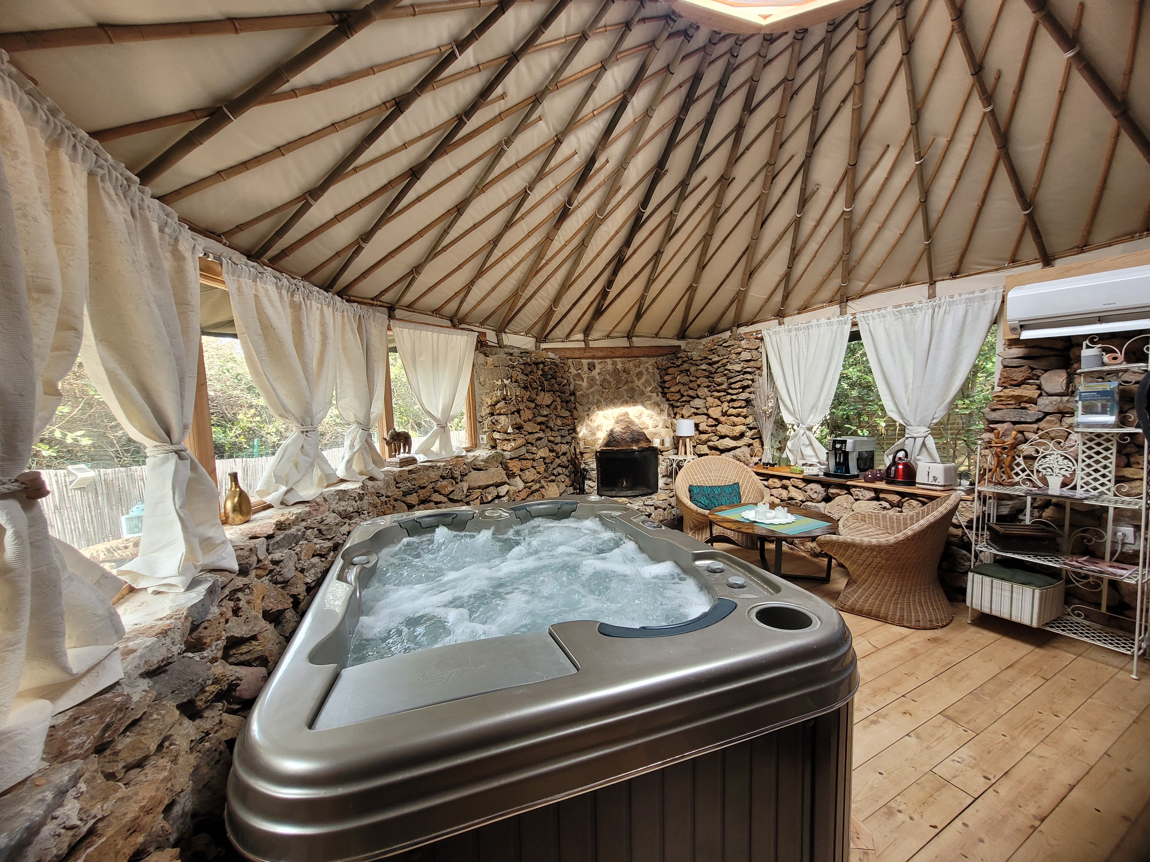 Évasion sensorielle dans une yourte avec spa en Provence