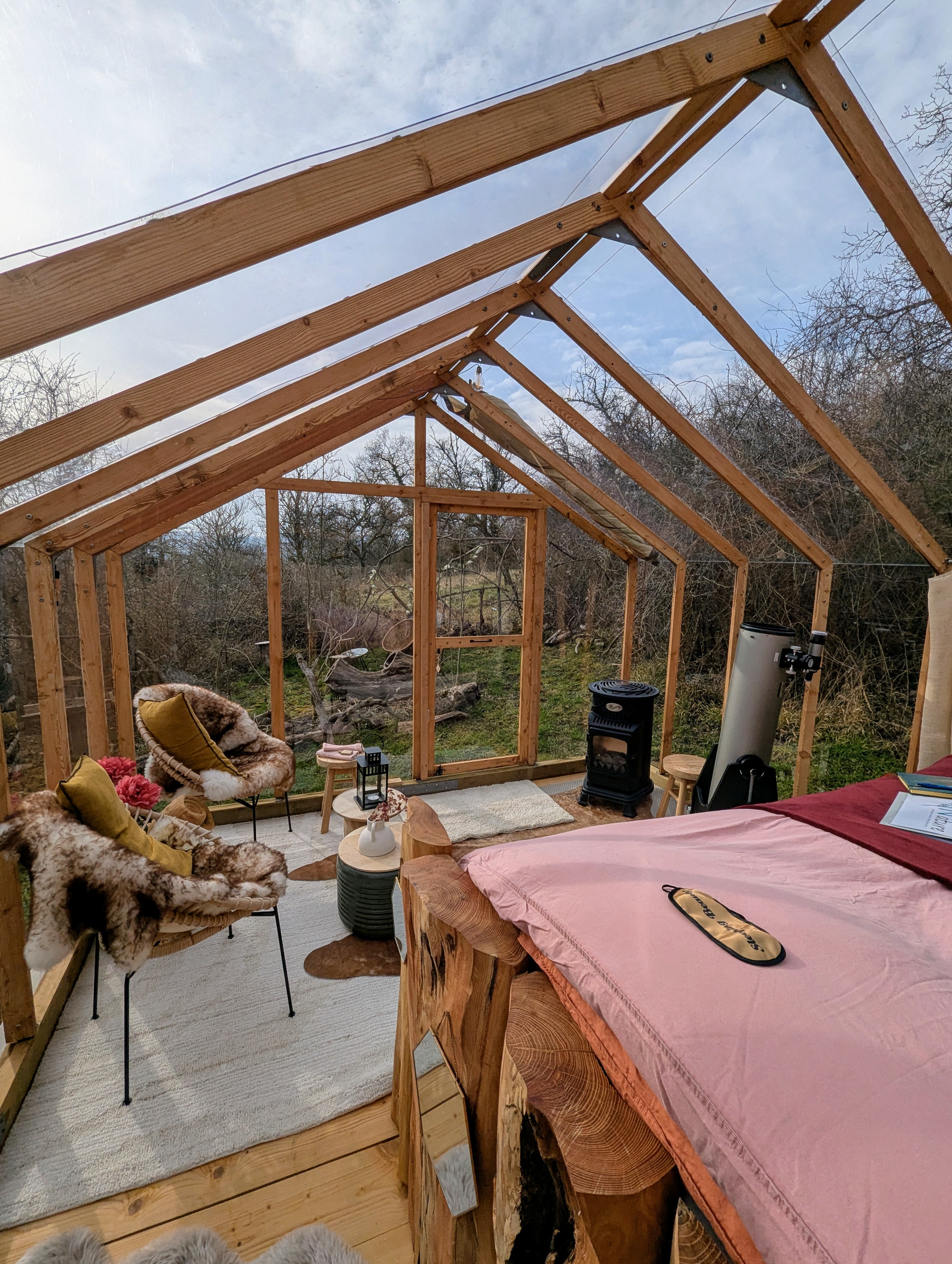 La Cabane du rêveur : une expérience inclassable en Lorraine à Pagny Sur Moselle — chambre
