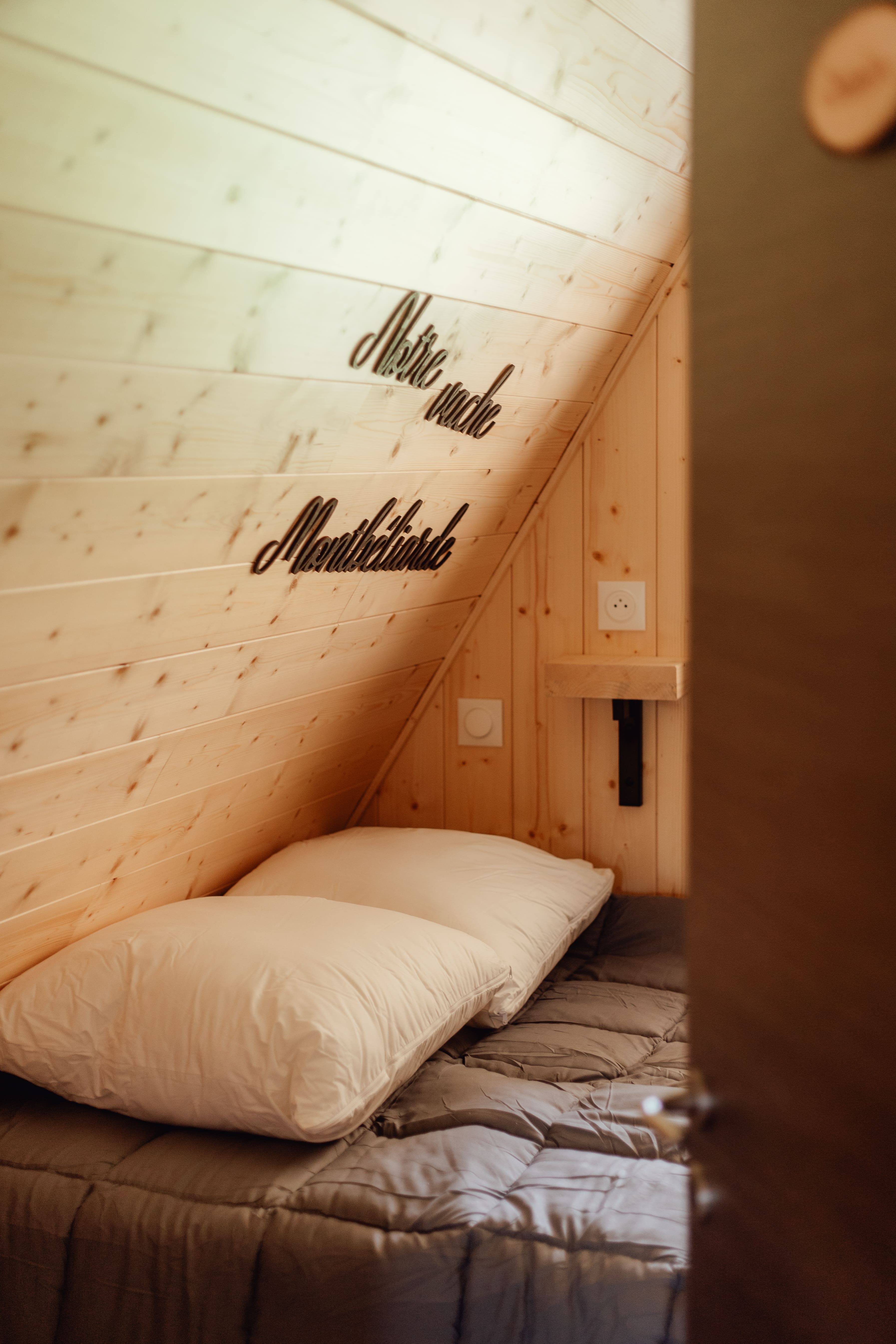 Chalet Montbeliarde : une cabane au cœur de la nature à Coyron — environnement naturel