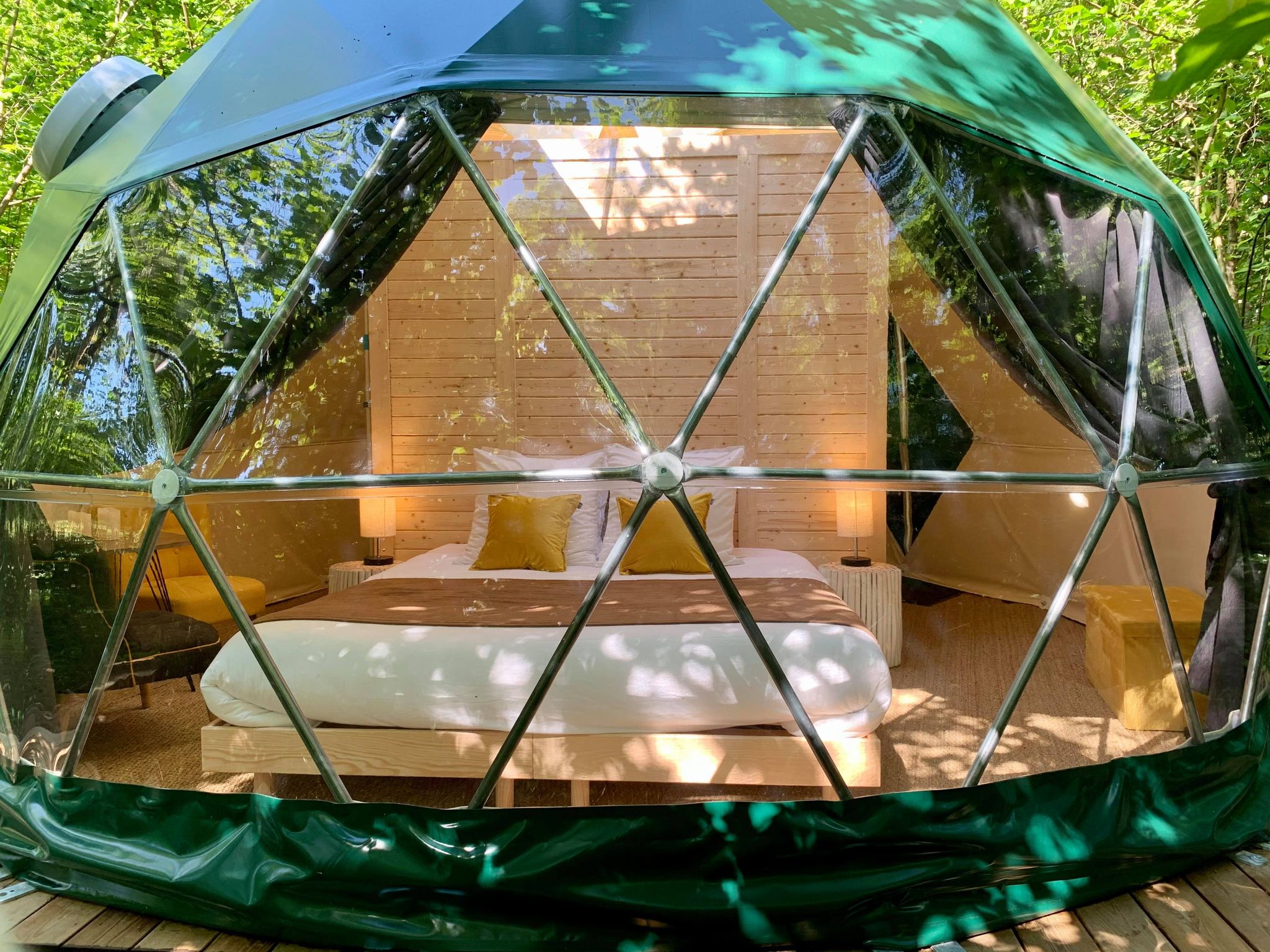 Géode Frêne Doré — Dôme avec spa à 180° sur la forêt en Gironde à Bruges — espace de vie
