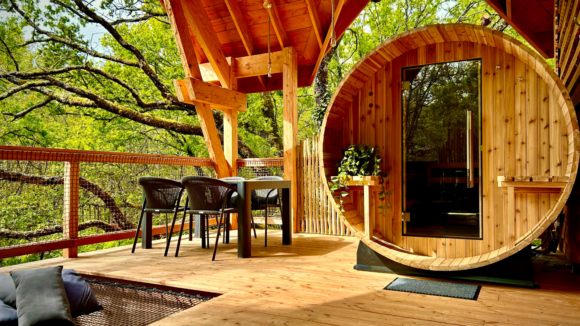 Cabane perchée avec spa et sauna en pleine nature à Puygaillard De Quercy — vue intérieure