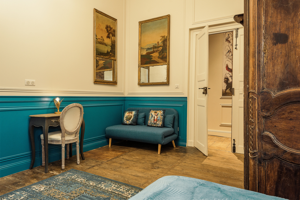 Chambre deluxe Ania au Manoir de Laroque Delprat : une expérience immersive en Midi-Pyrénées à Autoire — espace de vie
