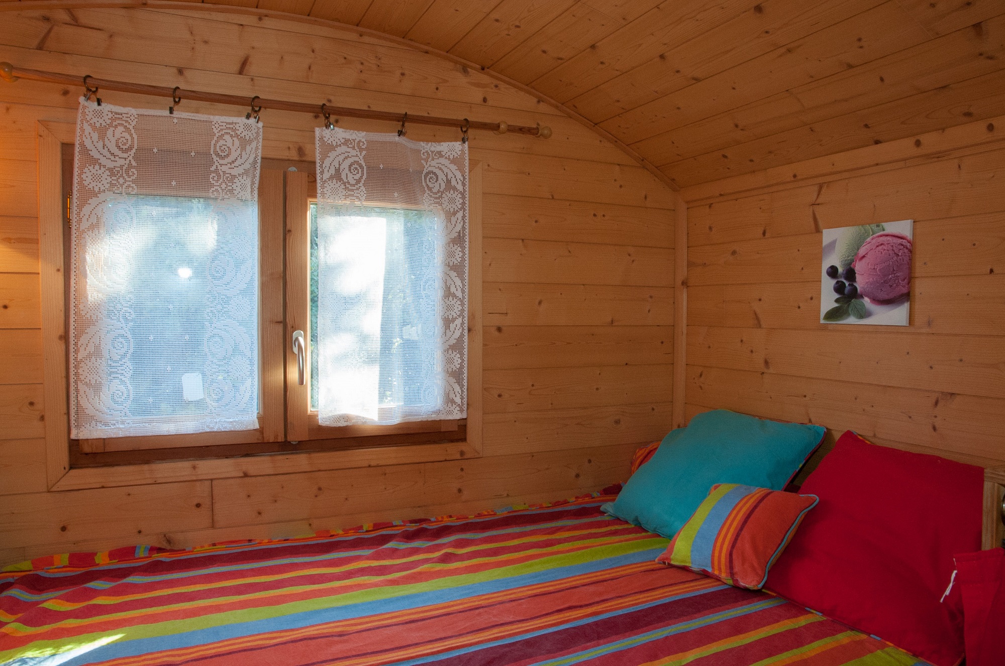 Évasion sensorielle dans une roulotte avec spa privatif en Provence à Lorgues — environnement naturel