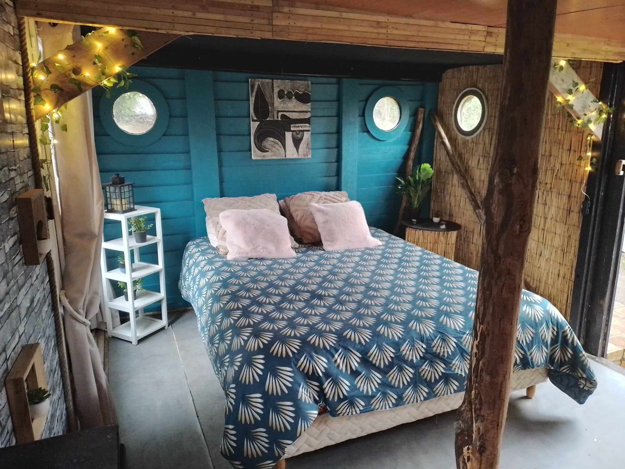 La Cabane du Menez : une évasion enchantée en Bretagne à Hôpital-Camfrout — espace de vie