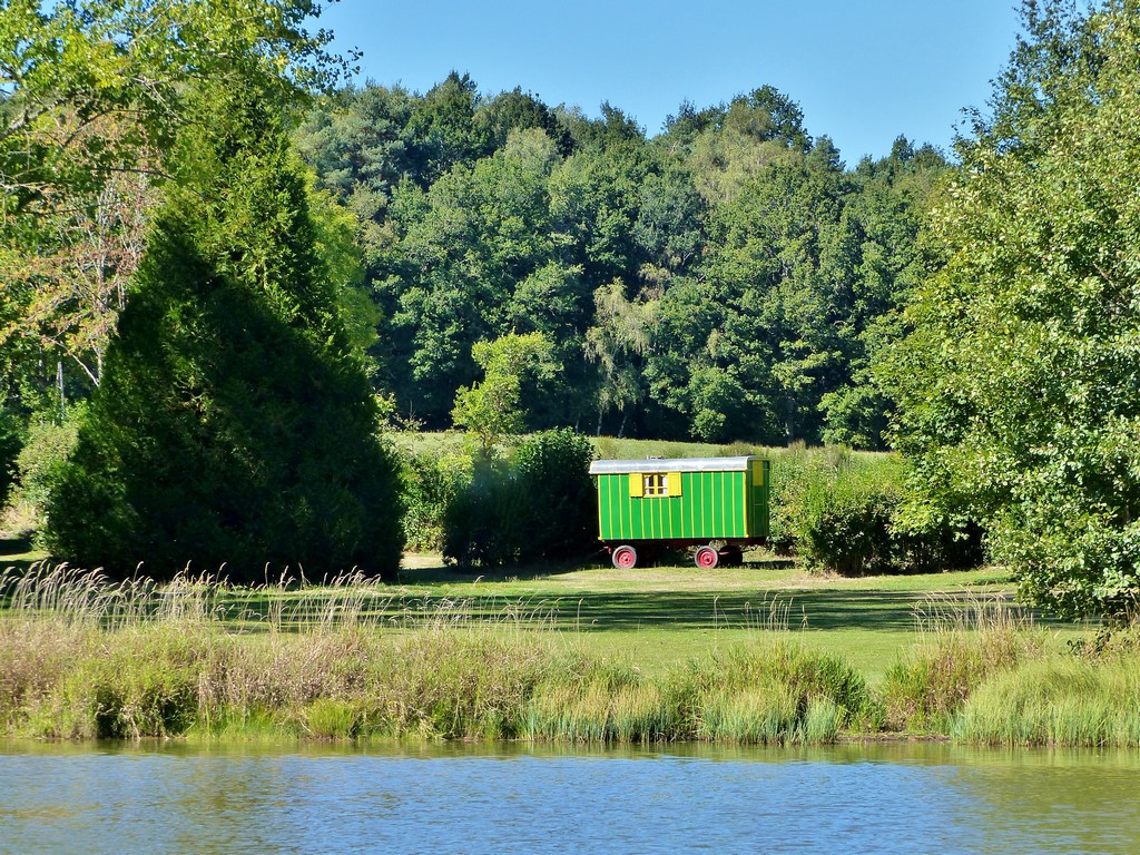 Évasion en roulotte au bord d'un lac en Auvergne